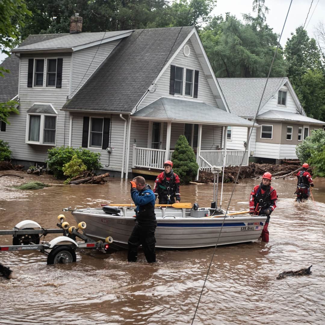 TIME Magazineさんのインスタグラム写真 - (TIME MagazineInstagram)「More than 13 million Americans were under flood watches and warnings on Monday.  Heavy rainfall that began over the weekend has inundated the Northeast, killing at least one person across the region and prompting officials in Montpelier, Vt. to close the capital city’s downtown area due to intense flooding.  “Make no mistake—the devastation and flooding we’re experiencing across Vermont is historic and catastrophic,” Vermont Gov. Phil Scott said during a press conference.  See more photos of the flooding across Vermont to New York at the link in bio.  Photographs by Jeenah Moon (@jeenahmoon)—@washingtonpost/@gettyimages; Jessica Rinaldi (@jrinaldi5)—@bostonglobe/Getty Images; Seth Harrison—USA Today Network/Reuters; John Minchillo—@apnews; Bryan Anselm (@bryananselm)—@nytimes/Redux」7月12日 6時46分 - time