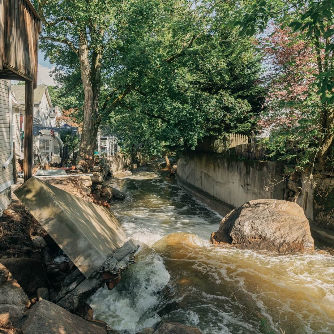 TIME Magazineのインスタグラム：「More than 13 million Americans were under flood watches and warnings on Monday.  Heavy rainfall that began over the weekend has inundated the Northeast, killing at least one person across the region and prompting officials in Montpelier, Vt. to close the capital city’s downtown area due to intense flooding.  “Make no mistake—the devastation and flooding we’re experiencing across Vermont is historic and catastrophic,” Vermont Gov. Phil Scott said during a press conference.  See more photos of the flooding across Vermont to New York at the link in bio.  Photographs by Jeenah Moon (@jeenahmoon)—@washingtonpost/@gettyimages; Jessica Rinaldi (@jrinaldi5)—@bostonglobe/Getty Images; Seth Harrison—USA Today Network/Reuters; John Minchillo—@apnews; Bryan Anselm (@bryananselm)—@nytimes/Redux」