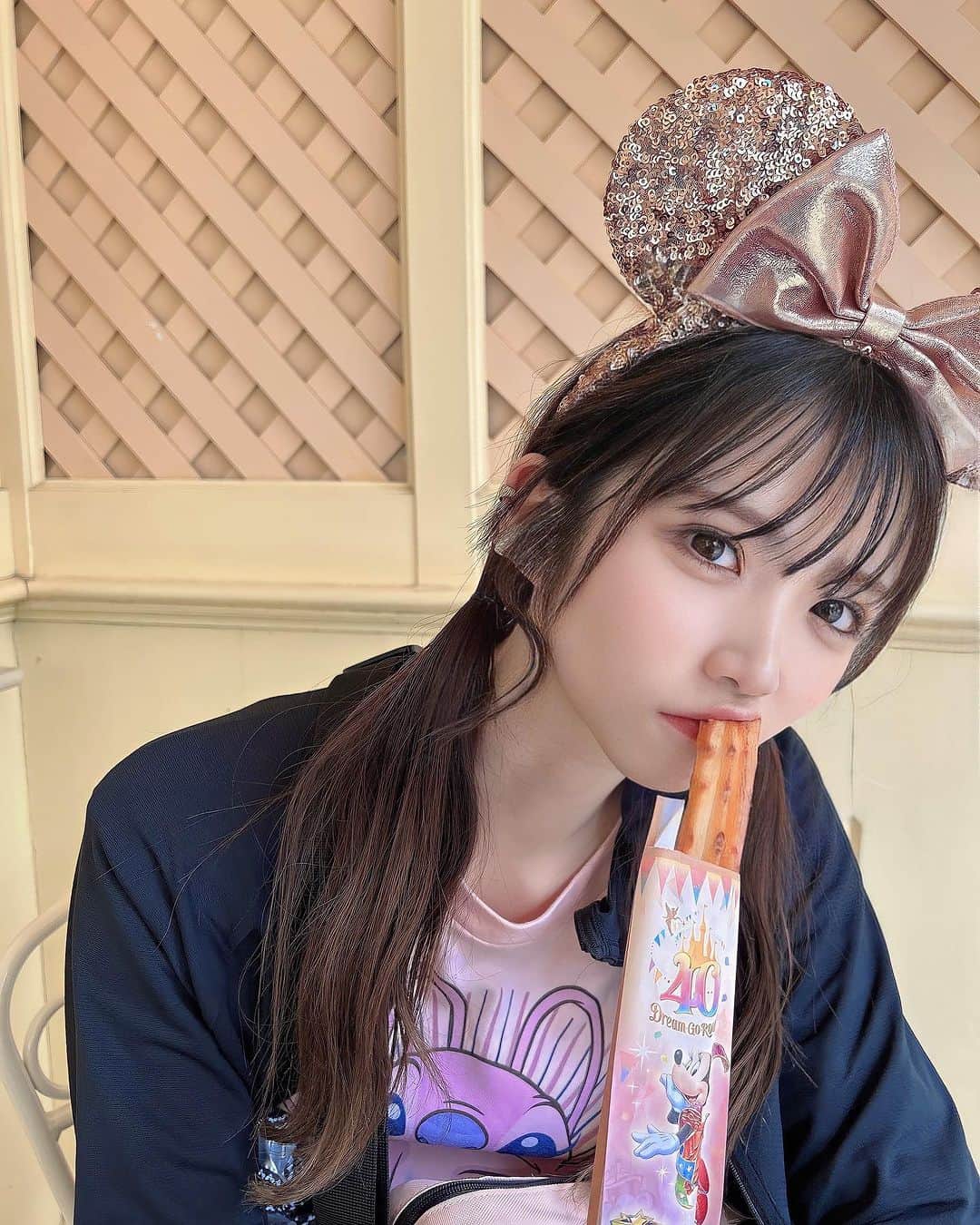 堂本千晴のインスタグラム：「なぁになぁに？？  (この40周年チュロスはクリームブリュレ味で中にクリームが入ってるのが最高🥳)」