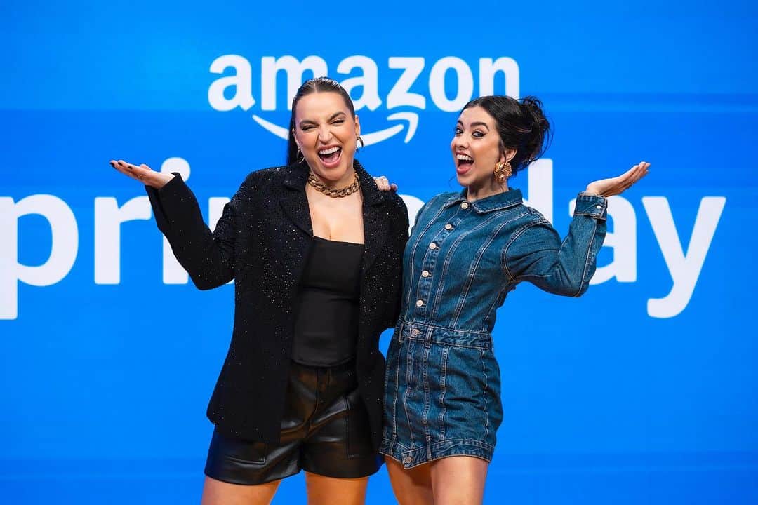 Bruna Unzuetaのインスタグラム：「UHUUUL! ❤️🥳 Já chegamos aqui no Amazon Prime Day Estúdio. A @amazonbrasil parou a Av. Paulista com uma caixa gigante e já já o SHOW VAI COMEÇAR. Está tudo simplesmente INCRÍVEL gente, estou chocadaaa! #PrimeDay #publi」