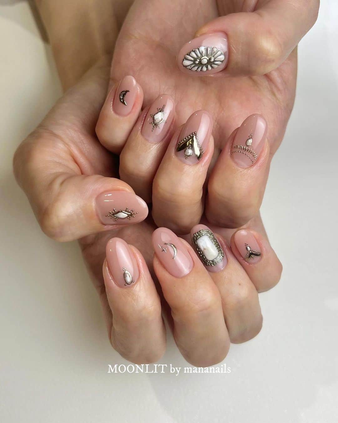 mananailsのインスタグラム：「White turquoise👰🏼‍♀️  Wedding nailにこのデザイン✧ おしゃれ〜🤤🤍  ☾120minオフ込み」
