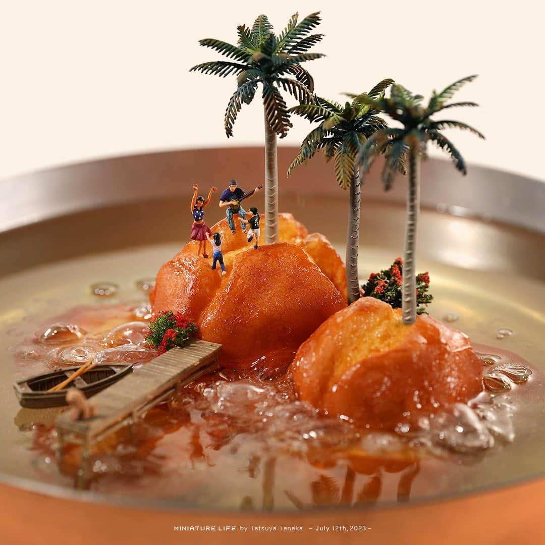 田中達也のインスタグラム：「⠀ “Sata Andagi Island” ⠀ お菓子が揚がって気分もあがる ⠀ この作品を本日から沖縄で開催の 展覧会で展示しています。 ゴーヤを見立てた作品「ゴーヤジャングルー」 も沖縄会場限定で再登場。 ⠀ ─────────────────── 《EXHIBITION info》 ⠀ 【MINIATURE LIFE展2 in 沖縄】 MINIATURE LIFE EXHIBITION 2 in Okinawa ❗️Start Today❗️ Jul. 12, 2023 - Sep. 3, 2023 ⠀ 【ミニチュアの視点で見る日本－田中 達也】展 Japan from miniatures - Tatsuya Tanaka at Japan House São Paulo until : Oct. 8, 2023 ⠀ 【ミニチュアライフ 神戸エアポート】 MINIATURE LIFE × KOBE AIRPORT ⠀ ─────────────────── 《Coming Soon》 ⠀ 【MINIATURE LIFE展 in 福岡・大野城】 MINIATURE LIFE EXHIBITION in Fukuoka Jul. 22, 2023 - Sep. 3, 2023 ⠀」