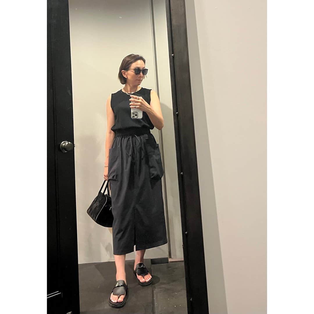 高橋志津奈のインスタグラム：「昨日驚くほど暑くて、スカートにしたらスタジオが劇的に寒くて足が冷えまくった😅 レッグウォーマー買おうかな🤔 . #shizunascoordinate #サーマル素材が好き #スカート #暑すぎる日に #スカートスタイル」
