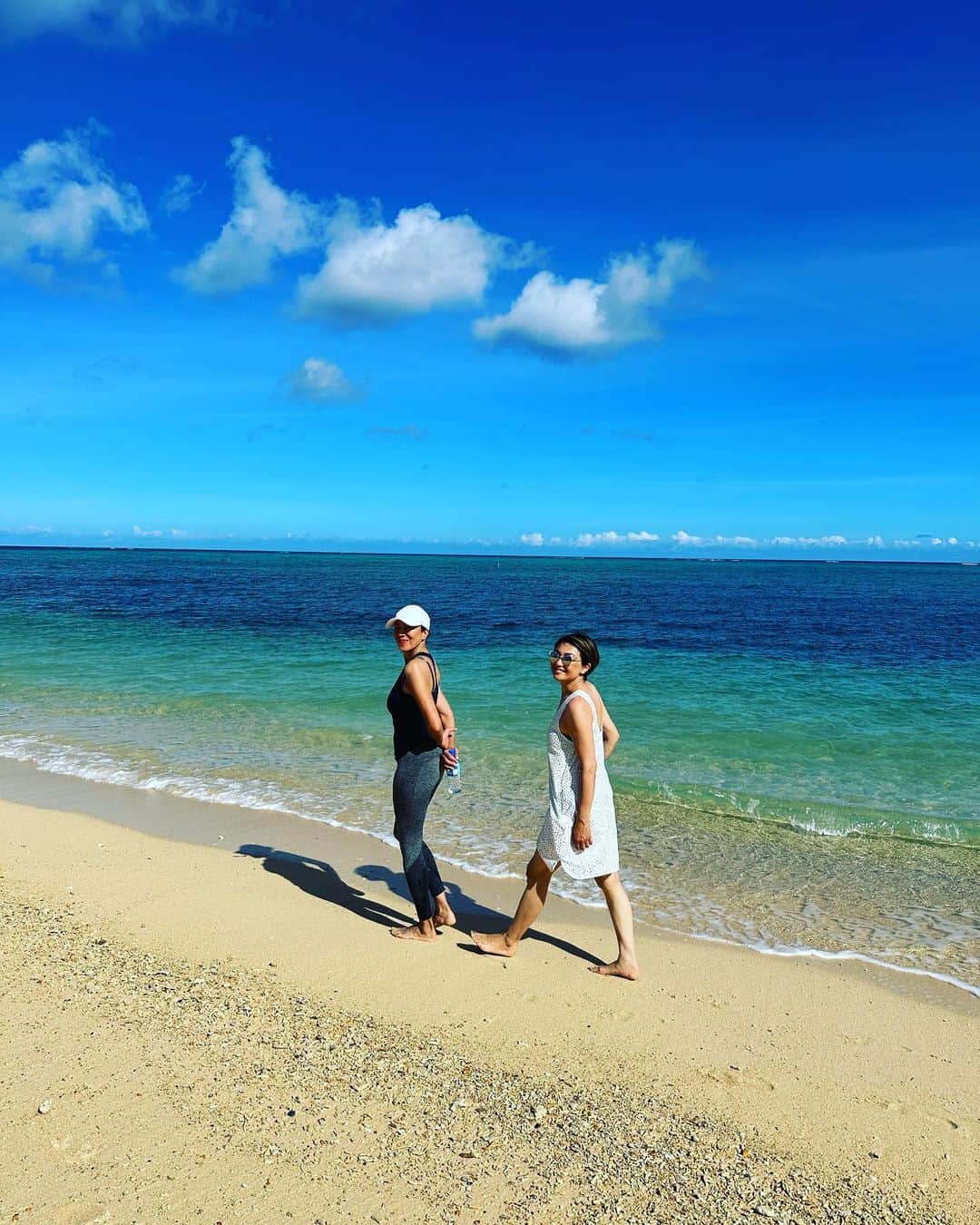 のインスタグラム：「おはよー 今日も暑そうだ 水分取ってね〜  #朝  #おはよう  #❤️」