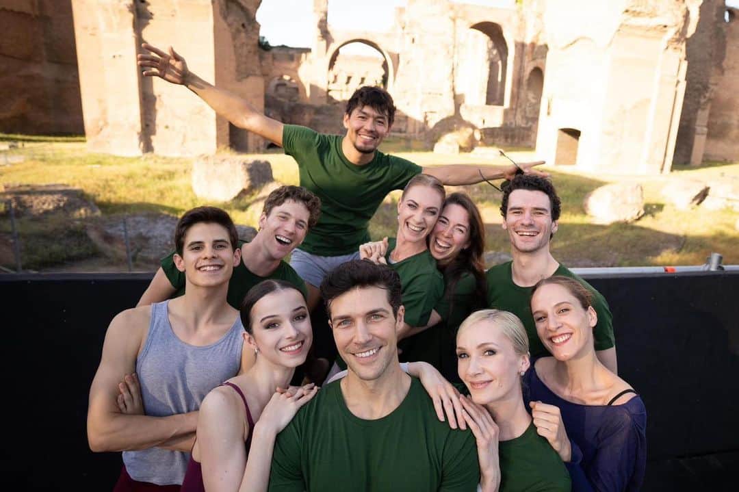 ロベルト・ボッレのインスタグラム：「Il nostro super team per i gala a Caracalla!! Primo spettacolo fatto ❤️  #friends #robertobolleandfriends #bolletour2023 #caracalla  @__melissahamilton @melnik_tanya88 @adamzhanbaktiyar @marachok @antoniocasalinho_official @traviscknight @casiavengoechea @valentine_colasante @paulmarque @officialrobertobolle  @opera_roma   📸 @dancersdiary」