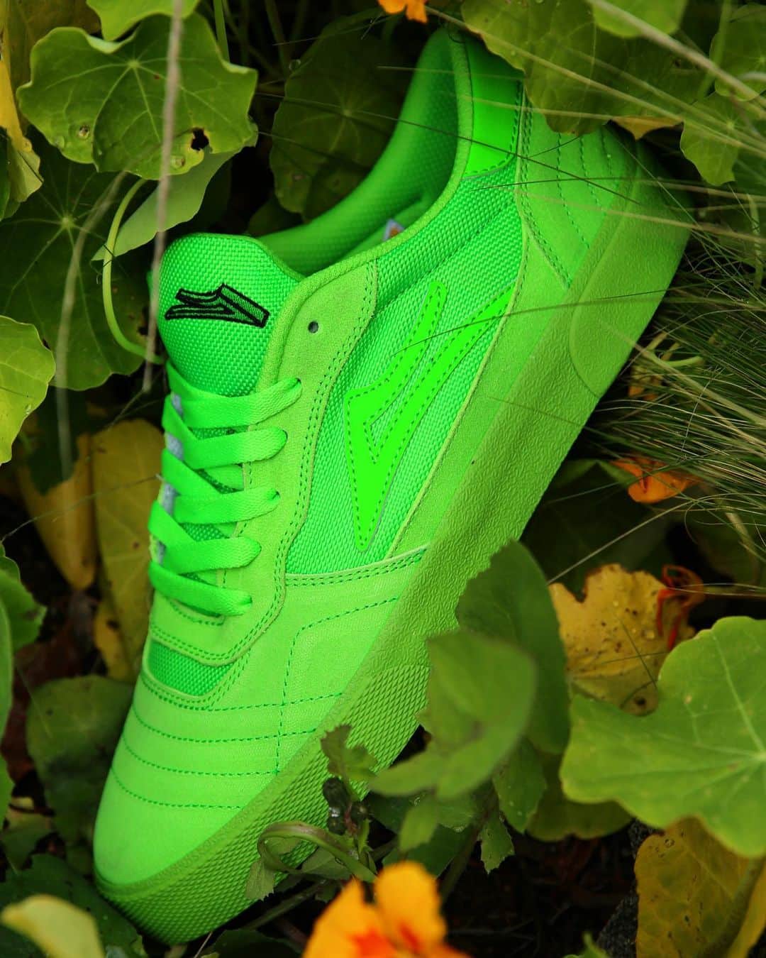 ラカイリミテッドフットウェアのインスタグラム：「The Yeah Right Green Suede Cambridge is here ✔️ Shop this special edition Cambridge along with the entire collection at skate shops and Lakai.com  👇 @boardersla @shopatfamily @skatesondeck @jimiskateshop @spotakaskateofficial  @galacticgskateshop @focus_boardshop @venueskateboards @mrktordie @urbanesteamboat @brickskateshop and many more! #Lakai」