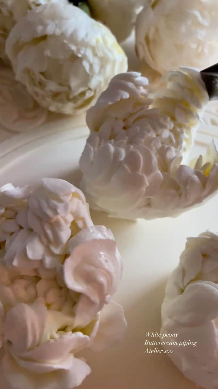 청담 수케이크 (atelier soo)のインスタグラム：「ㅡ  Italian meringue buttercream #flowercake #cake #piping」