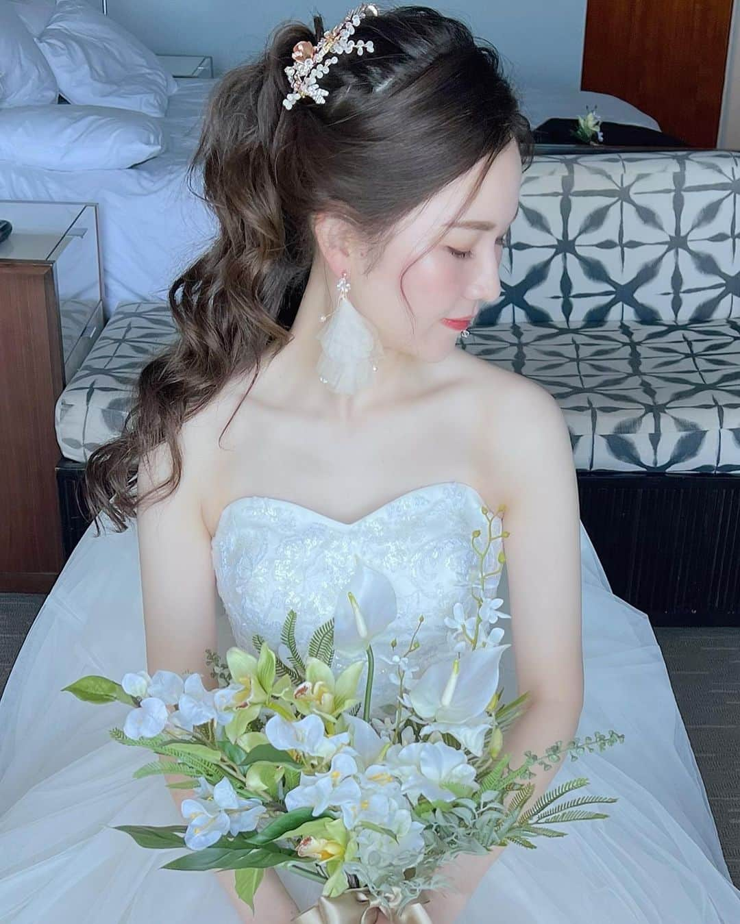 Yukari Ogayaのインスタグラム：「Hawaii wedding 2023 … High pony tail & low bun style  . 高めのポニーならユラユラ揺れて ビーチではしゃぐ時にピッタリ✨ 挙式はガラリとイメージ変えて しっとり品良く綺麗めシニヨンに🫶🏻 .  . Hair and makeup by @yukariogaya  . . . .  #2023 #thisisyukaristyle #hawaiiwedding  #destinationwedding  #bridehair  #bridalmakeup  #weddinghairstyles  #updospecialist  #ハワイウェディング #海外ウェディング #花嫁ヘア  #花嫁ヘアメイク  #海外花嫁 #ヘアアレンジ  #ハワイヘアメイク」