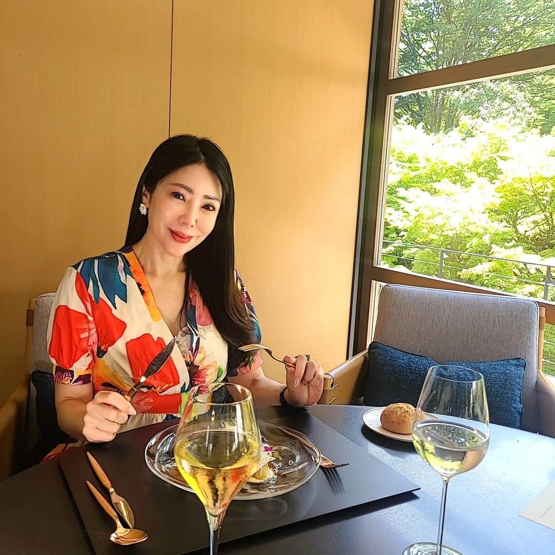 今堀恵理さんのインスタグラム写真 - (今堀恵理Instagram)「アジア初のヒルトン・ラグジュアリーブランドホテル 「ROKU KYOTO, LXR Hotels & Resorts」のランチ☀️🍴  @roku.kyoto   行ってみたいとずっと思ってたら、@shin_kuroobisan  が誘ってくれました💕  「自然・芸術・料理」をコンセプトに、本阿弥光悦の琳派から着想を得て、型にはまらない美しさを追求した格別のフレンチレストラン「TENJIN」  【プリフィクスA】選べる前菜、魚or肉料理、デザート全3品からなるランチコースを頂きました  景色もすごく良かったよ✨  お味も良くて最高でした  次は泊まりに行きたいと思った😍  #rokukyoto  #ロク京都 #京都 #ラグジュアリーホテル #japan」7月12日 7時52分 - eriimahori
