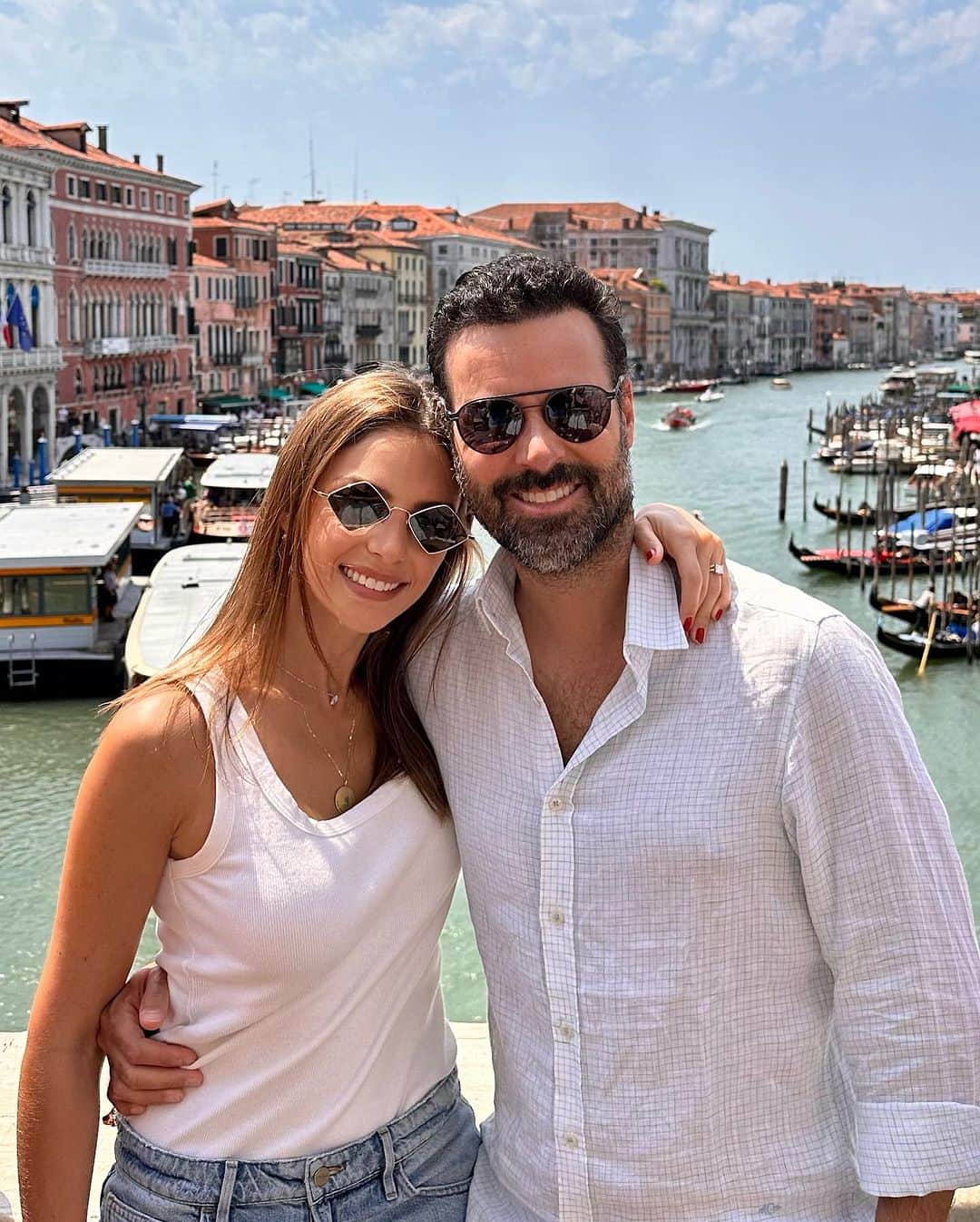 カロリーネ・セリコのインスタグラム：「A cidade mais romântica do mundo ganhou um lugar diferente no nosso coração! Nos apaixonamos por você, Venezia! Obrigada por nos proporcionar momentos tão especiais e cheios de mágica, assim como você é. Esperamos voltar muito em breve!  #CaCelicoViagem」