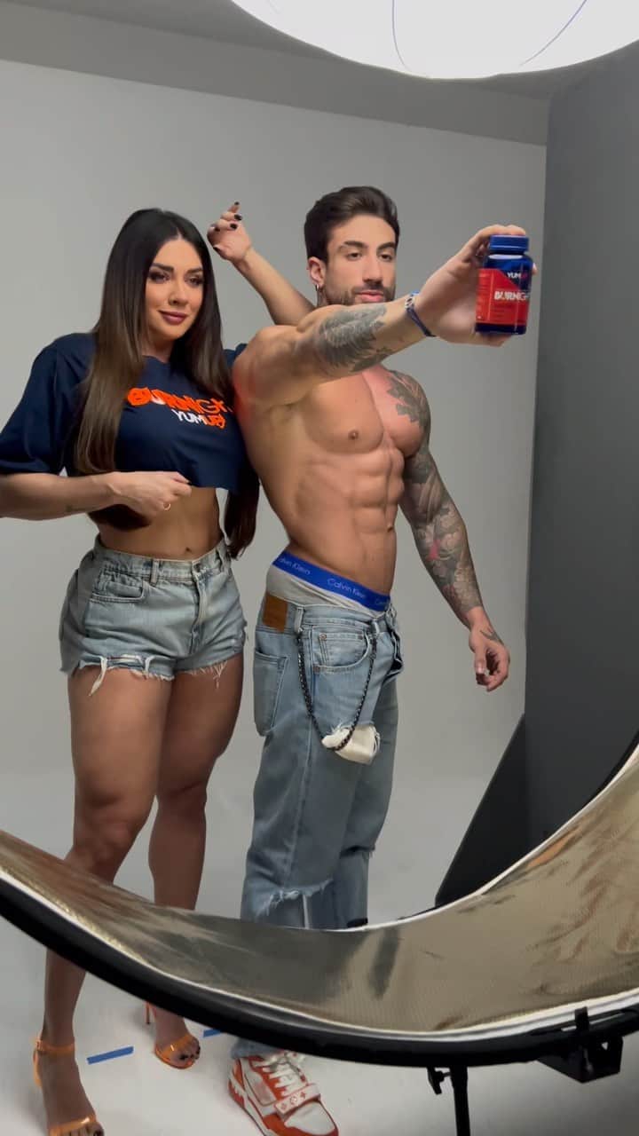 Juliana Salimeniのインスタグラム：「Bastidores da sessão de fotos que fizemos para @yumupbrasil 🔥❤️」