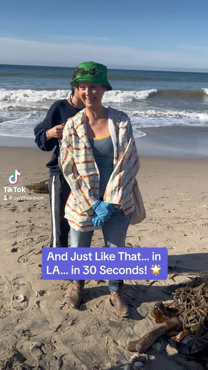 シンシア・ニクソンのインスタグラム：「Even though Miranda has left LA, the #AndJustLikeThat team had a blast in the City of Angels! 😎🌊🌟  This week Miranda is home in the City with her family and friends in an all-new episode… that I directed! 🎬 Loved being back in the director’s chair with our amazing cast and crew — catch the new episode of @justlikethatmax on Thursday!  #behindthescenes #AJLT #mirandahobbes #sexandthecity #SATC」