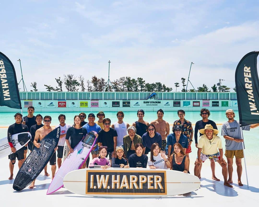 滝川ロランのインスタグラム：「恒例のお祭りイベント🎤 「第3回I.W.HARPER SURF&TURF 2023」が、日本初の大型サーフィンプール「静波サーフスタジアム PerfectSwellR」と「相良カントリー倶楽部」にて開催され、参加してきました^_^ I.W.HARPERのブランドメッセージである「SURF&TURF」を全身で楽しんでまいりました😍イベント終了後は、I.W.ハーパーソーダを片手に、BBQ🍖 いやー、今年の夏も最高でした😁  specialthanks @i.w.harperjapan @rosasen_jp ＠静波サーフスタジアム @相良カントリークラブ  #IWハーパー #自己満足に生きる #diageojapan  #DRINKiQ  #バーボン  #ウイスキー #ハーパージュレップ  #ミントジュレップ  #ハーパーソーダ #ハイボール #バーボンソーダ  #surfandturf #PerfectSwell #rosasen #相良カントリー倶楽部」