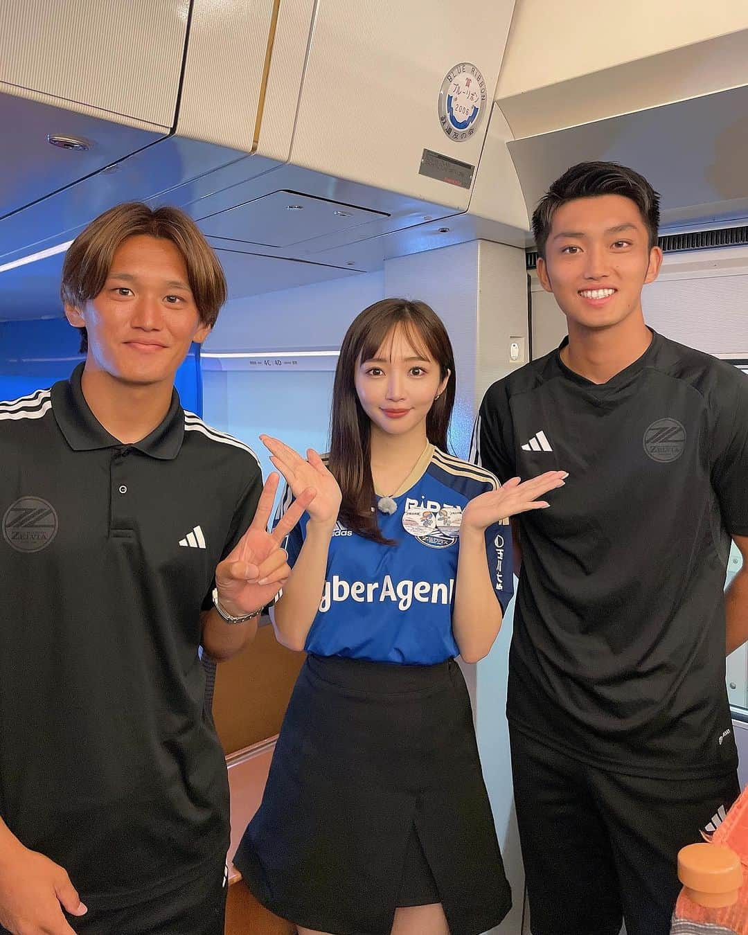 藤田かんなさんのインスタグラム写真 - (藤田かんなInstagram)「⚽️  町田からの小田急臨時ロマンスカー”剛”🚅  ゼルビーくんと違うアングルで☺️  選手のお2人ともお写真を撮らせていただきました📷  そして#ゼルつく ブースにもお邪魔した後 土佐兄弟のお2人と萌々ちゃんと観戦させていただきました🏟️✨  とても楽しい時間を過ごせました☺️💓  #ゼルビア #町田発新宿経由J1行き #町田ゼルビア」7月12日 19時10分 - rosycanna518