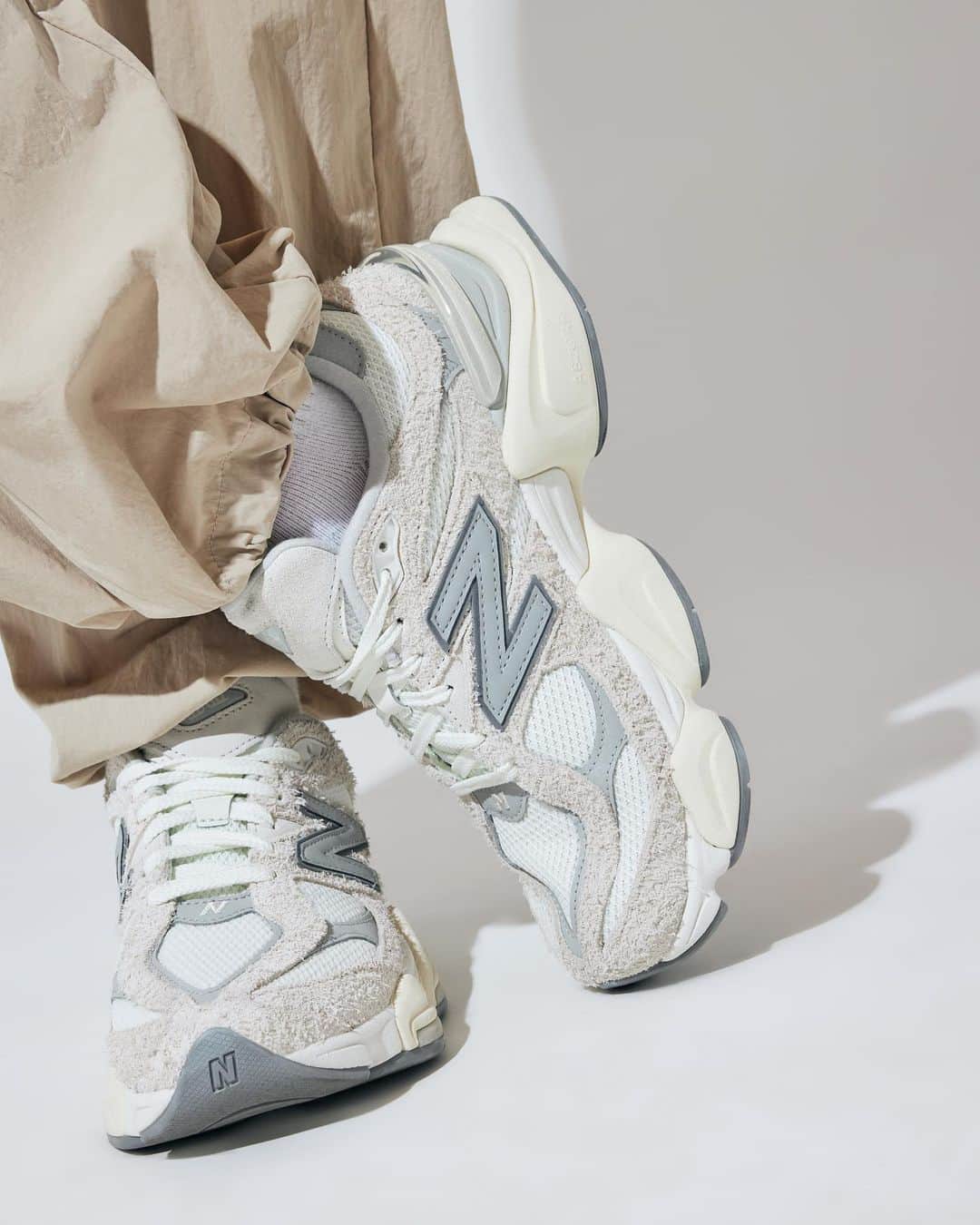 STYLERUNNERさんのインスタグラム写真 - (STYLERUNNERInstagram)「Set your alarms 🚨 two fresh New Balance 9060 colourways are coming to Stylerunner. Available in select stores and online Saturday 15th July, 12pm.」7月12日 19時11分 - stylerunner