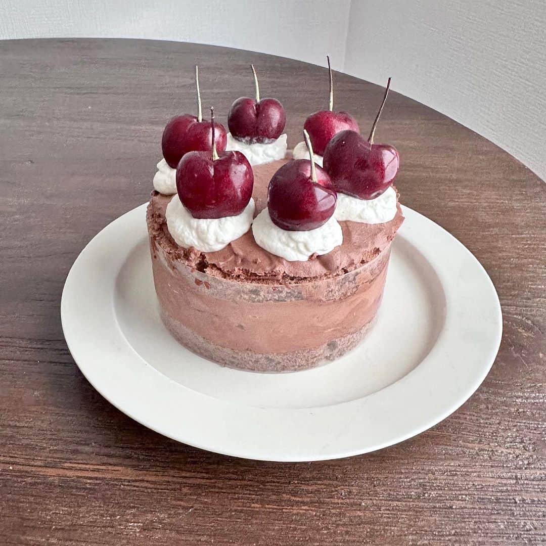 大野いとのインスタグラム：「アメリカンチェリーのムースショコラケーキ、手作りしました🍒美味しいと言ってもらえたよ☺️  #手作りお菓子 #ムースショコラケーキ #断面はチェリーコンポートも挟んでます」
