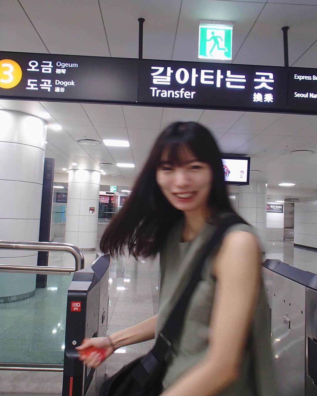 美緒さんのインスタグラム写真 - (美緒Instagram)「✈️☁️🛜  先日、友人と韓国にいってきました✈️ 電車に乗るだけでとてつもなく楽しかったです☁️ 乗り換え一回も間違えなかったの天才!と褒め合いました🛜 1番最初に買ったお土産は、妹へのあひるちゃんでした。笑  (たくさん写真撮ってくれてありがとう♡しばらく韓国編です…！)  #instadaily #instagood #trip #korea #friend #summer #subway #olympas #olympastough #韓国 #旅行 #地下鉄 #友達 #デジカメ #한국 #여행 #지하철」7月12日 19時03分 - mio_miofficial