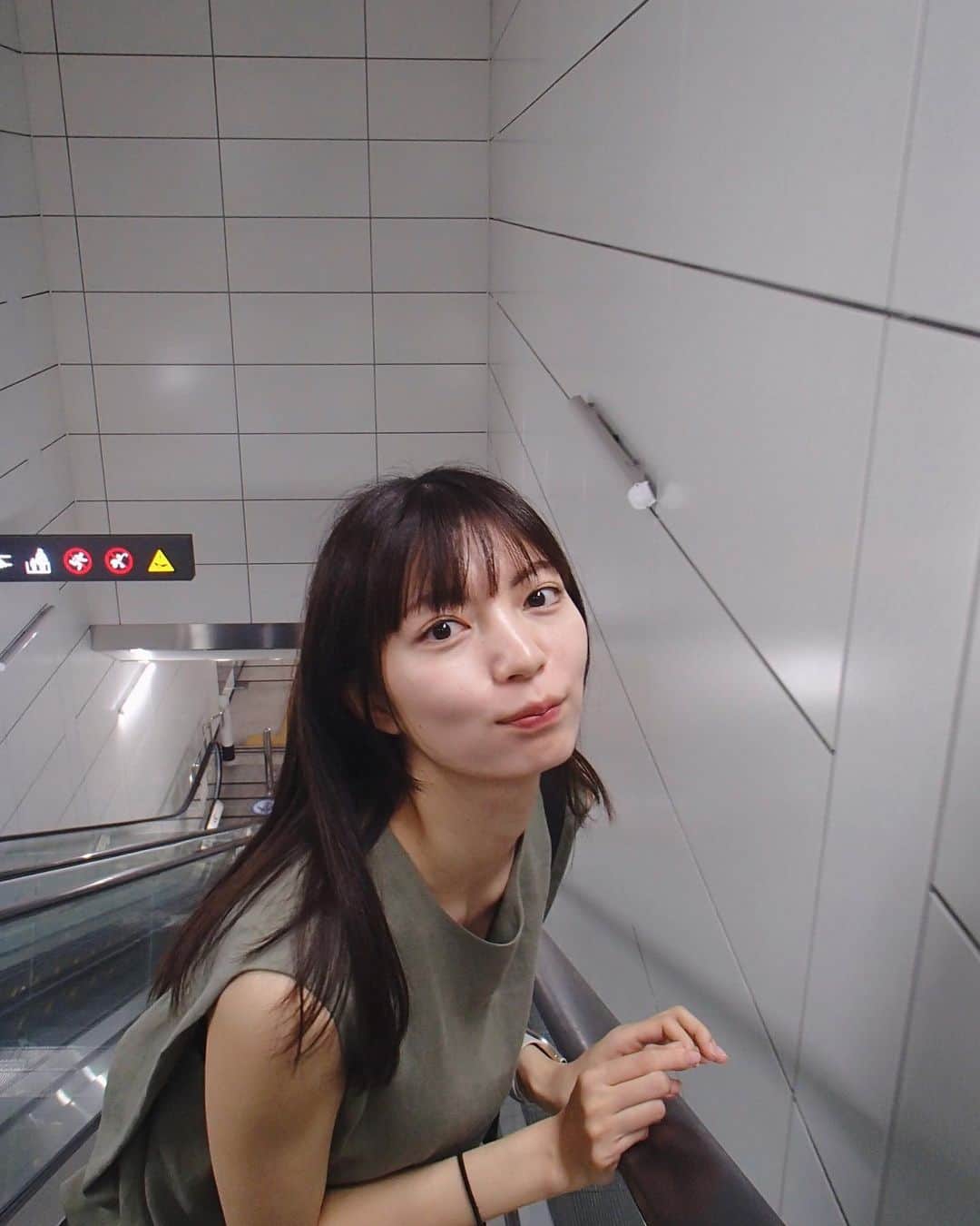 美緒のインスタグラム：「✈️☁️🛜  先日、友人と韓国にいってきました✈️ 電車に乗るだけでとてつもなく楽しかったです☁️ 乗り換え一回も間違えなかったの天才!と褒め合いました🛜 1番最初に買ったお土産は、妹へのあひるちゃんでした。笑  (たくさん写真撮ってくれてありがとう♡しばらく韓国編です…！)  #instadaily #instagood #trip #korea #friend #summer #subway #olympas #olympastough #韓国 #旅行 #地下鉄 #友達 #デジカメ #한국 #여행 #지하철」