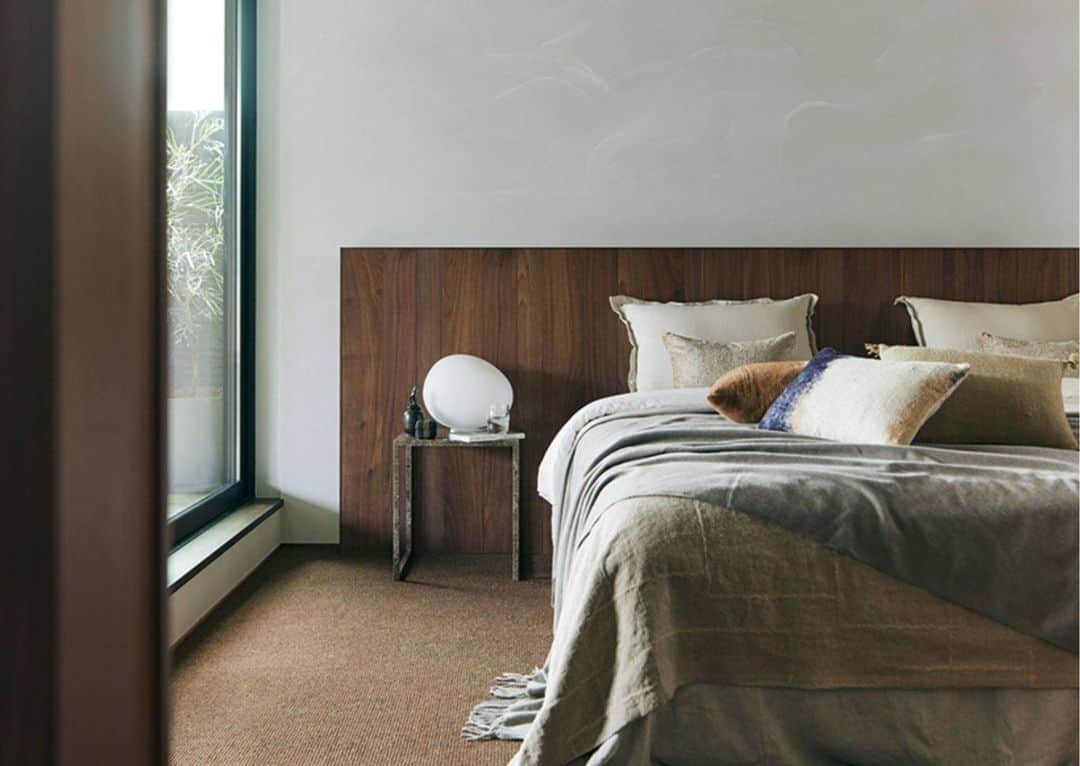 ヘーベルハウス(旭化成ホームズ株式会社)さんのインスタグラム写真 - (ヘーベルハウス(旭化成ホームズ株式会社)Instagram)「ヘーベルハウスの「Villa Style」 天然木の温もりと風合いを美しい意匠で表現した インテリアスタイルです。  床、壁、天井。建具のデザインの細部にも。 厳選されたオークとウォールナットをふんだんに使い、 天然木の柔らかな表情をインテリアに生かしました。  Villa Luomu -Oak- 古くから神聖な木として崇められてきた森の王者、オーク。 温かみのある穏やかな表情で、大いなる安らぎを与えてくれます。  Villa Armo -Walnut- 重ねた歳月が色合いに深みを増し、木目の優美なグラデーションを生み出すウォールナットの重厚感が特徴です。  木に魅せられた匠の技が、 邸宅のインテリアに木目の穏やかな表情をまとわせます。  @hebelhaus_official ハイライト「RATIUSシリーズ」からカタログをお申込みいただけます🎁 全国の展示場でも専門スタッフが対応いたしますので、 ぜひお近くの展示場へご来場ください！  #へーベルハウス#hebelhaus#RATIUS_GR#villa#オーク#ウォールナット#重鉄#邸宅#マイホーム#一戸建て#注文住宅#丁寧に暮らす#家づくり#新生活#家族時間#インテリア#ロングライフ住宅#こだわりの家#丁寧な暮らし#暮らしを楽しむ#おうち時間#空間デザイン#戸建て#新築一戸建て#理想の家づくり#家づくり計画#後悔しない家づくり#自由設計#interior#interiordesign」7月12日 19時04分 - hebelhaus_official