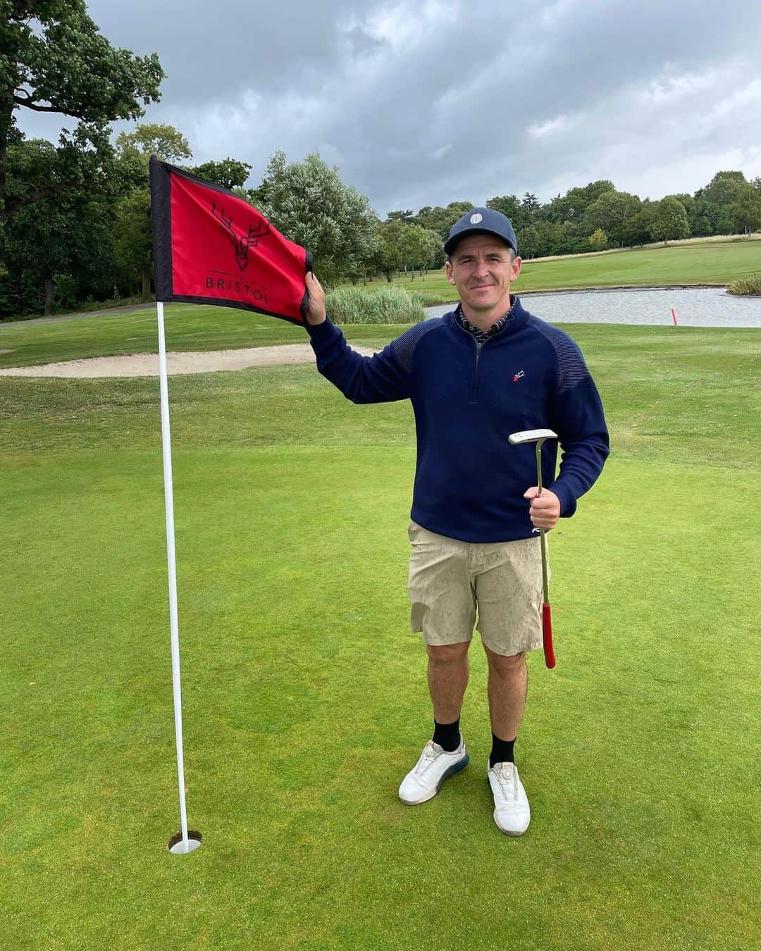 ジョーイ・バートンのインスタグラム：「Thanks to @thebristolgolfclub_ for the golf this morning. Course in fantastic condition. Really enjoyed it. 👍  Plus, dusted EJ 2&1 💰💰💰👍🤣」