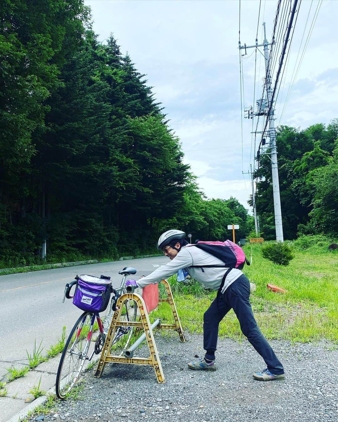 野口健のインスタグラム：「戸塚さん、両足がつったみたい…。　心配だな(^^;;  僕も以前、千葉の自宅から犬吠埼を往復しましたが、その帰りに両足がつって、大変だった…。  しかし、登山と同じで途中で止める事は難しいので、ストレッチを繰り返しながらなんとか自宅まで漕ぎ続けましたが、あれは大変だった。」