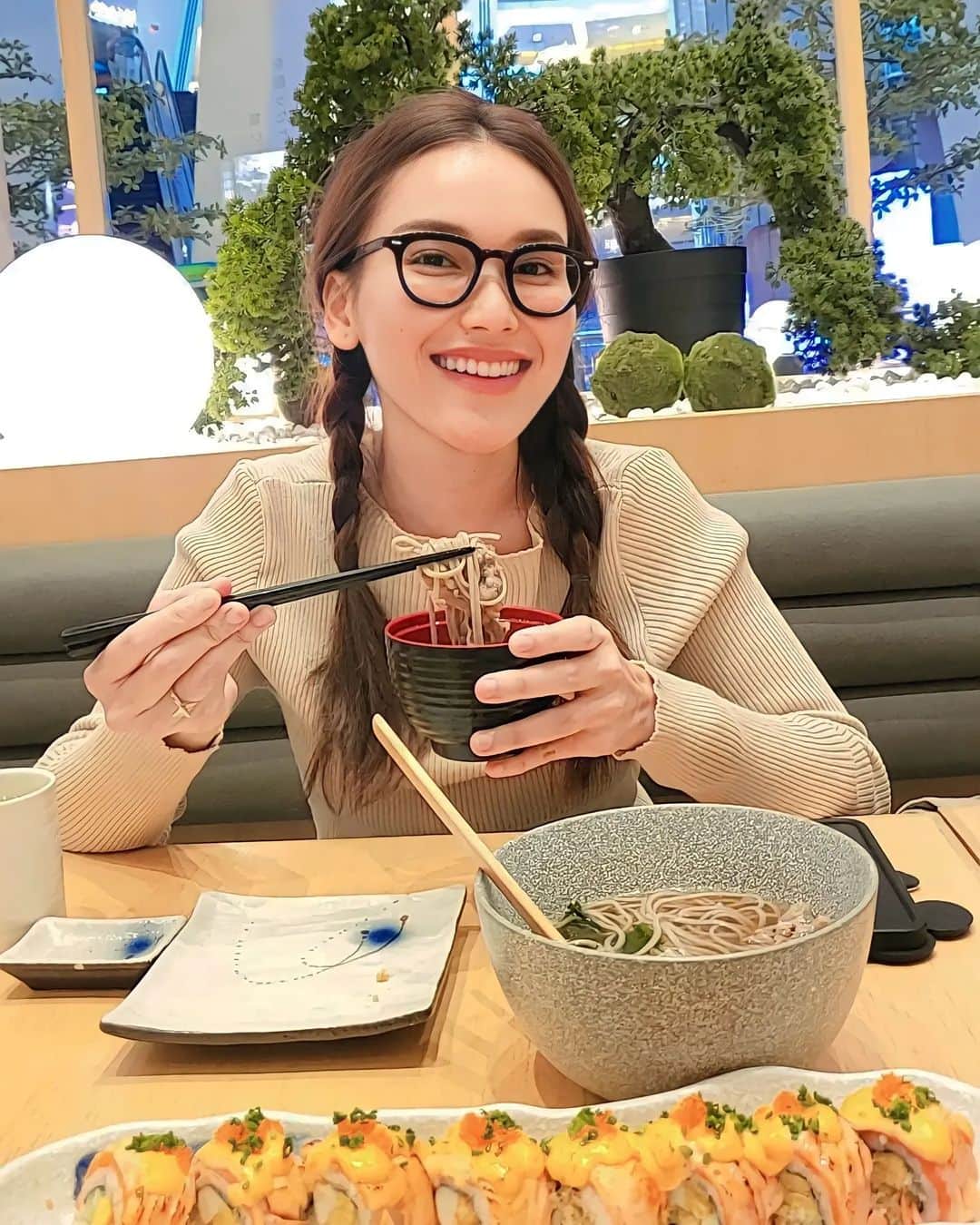 アユ・ティンティンのインスタグラム：「맛있게 드세요 🍵🍜🍣😋」