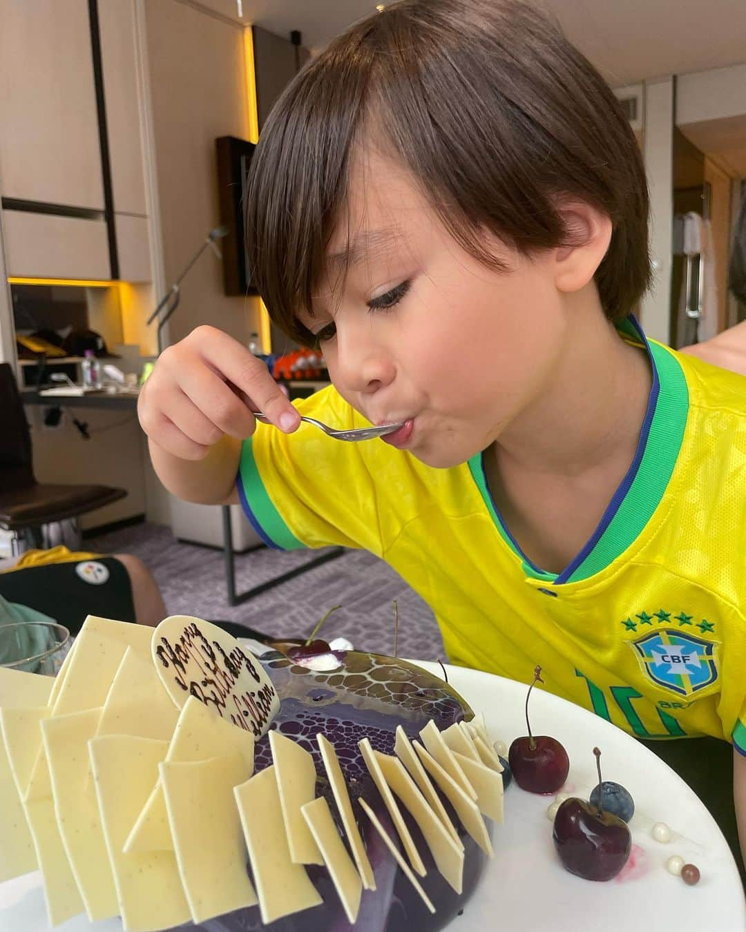 チョン・テオ（ウィリアム・ハミントン）のインスタグラム：「예쁘고 맛있는 케익🎂🎂 많은분들이 제 생일에 축하해 주시고 선물도 많이 보내주셔서 더 즐겁게 행복한 하루를 보내고 있어요^^ 모든분께 감사드려요~」