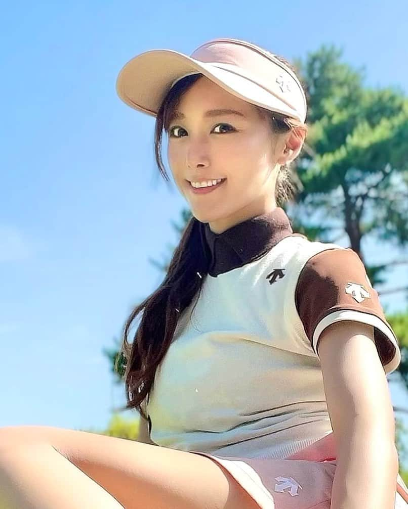 ひかりのインスタグラム：「ゴルフウェアかわいい🥰 デサントマーク←↓→が沢山☺️ #ゴルフウェア#golf#書道家ゴルファー」