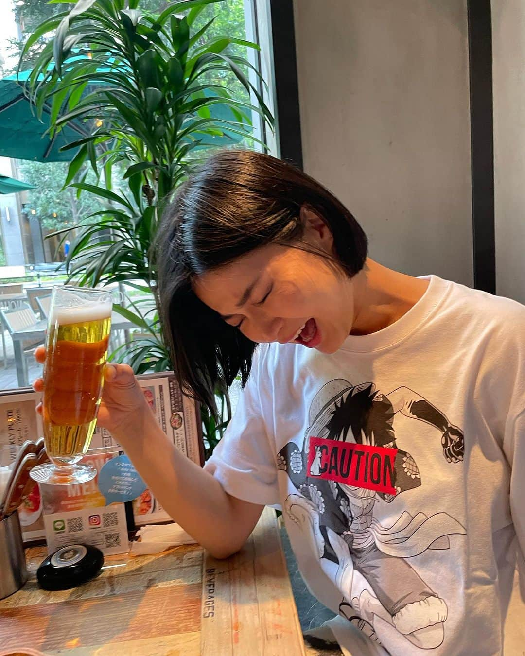 椿原愛のインスタグラム：「夏はビールが美味しすぎるな。  #いい顔してる」