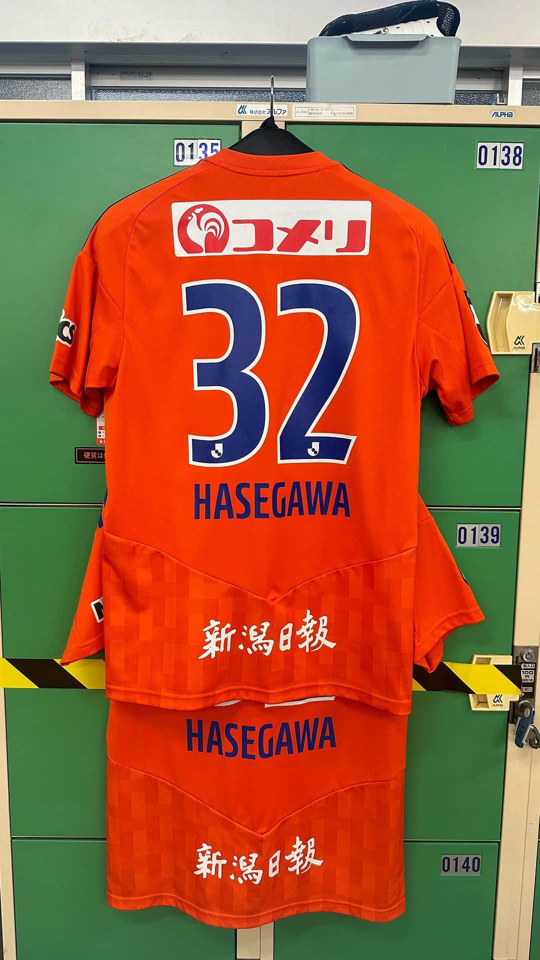 アルビレックス新潟のインスタグラム：「🏆#天皇杯 JFA第103回全日本サッカー選手権大会3回戦 ⚔️#カターレ富山 戦は #富山県総合運動公園陸上競技場 で19:00kickoff⏰ 隣県対決となった今日のゲーム🦐🌾 4回戦進出をつかみとるための #アルビレックス新潟 のメンバーが発表となりました🎉 #長谷川巧 選手がMFとして先発‼️ 力強さで攻守に奮闘していきます😤 #舞行龍ジェームス 選手が戦列に復帰🧔 #千葉和彦 選手と共に最終ラインを引き締めていきます💪 #高知 キャンプ中に毎年のように対戦している #富山 🐟 公式戦という緊張感の中で #新潟 らしさを表現して勝利を目指します👍 今日も温かい応援をよろしくお願いいたします🙇‍♂️👏 #albirex #niigata #toyama #kataller #新潟vs富山 公式サイトで速報📲」