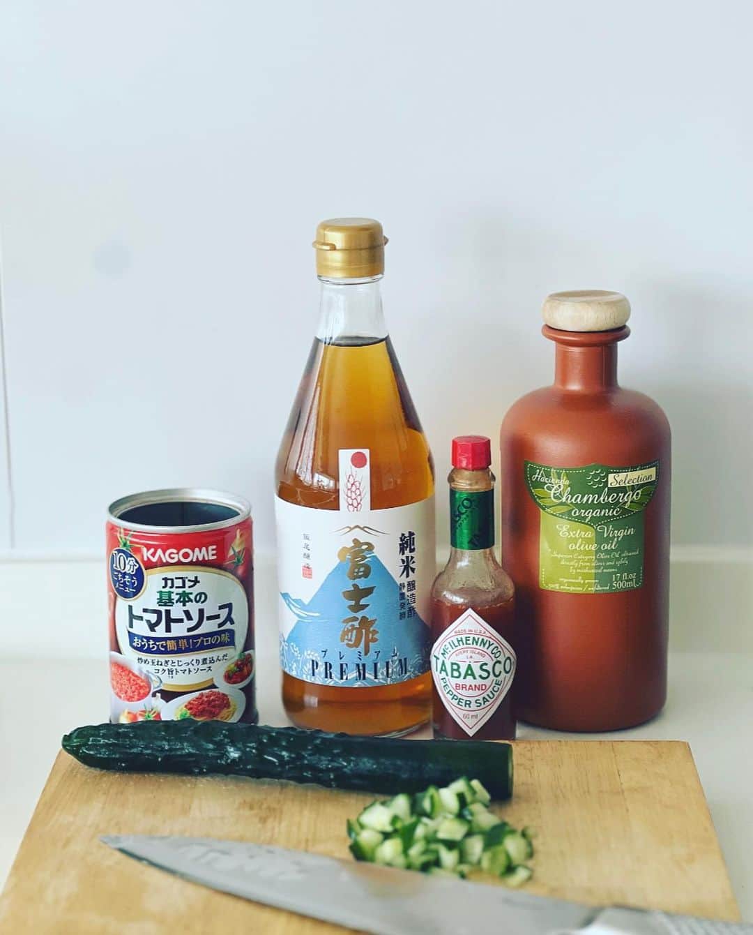 神崎恵のインスタグラム：「・ ライブでちょろりとお話をした、10分間クッキング。 昨日のお昼は作る時間が10分くらいしかなく、 いつもの料理を時短コースで作りました。 作ろうと思っていたガスパチョは、 トマト缶を活用してまぜるだけのガスパチョ風。 いつもなら数種類の野菜をミキサーにかけてつくるのだけれど、 時短コースは、トマト缶に酢(又は白ワインビネガー)とタバスコを混ぜて、オリーブオイルと胡瓜をザッとのせて完成。 ZENBヌードルと一緒にスープパスタ風にしました。 ディルとかのせたら、なかなかいい感じに仕上がります。 いつもは常備している濃厚あらごしトマト缶を使います🥫。 ４枚目は、いつもの茄子のピリ辛も、 生姜とニンニクを刻むのをさぼり、瓶詰めのすり下ろしに。 長ネギだけは刻みました。 いくつかの調味料をまぜるのもさぼり、 すき焼きのタレに酢と豆板醤。 小さな手数もいくつか短縮できるとかなり楽になって嬉しいです。」