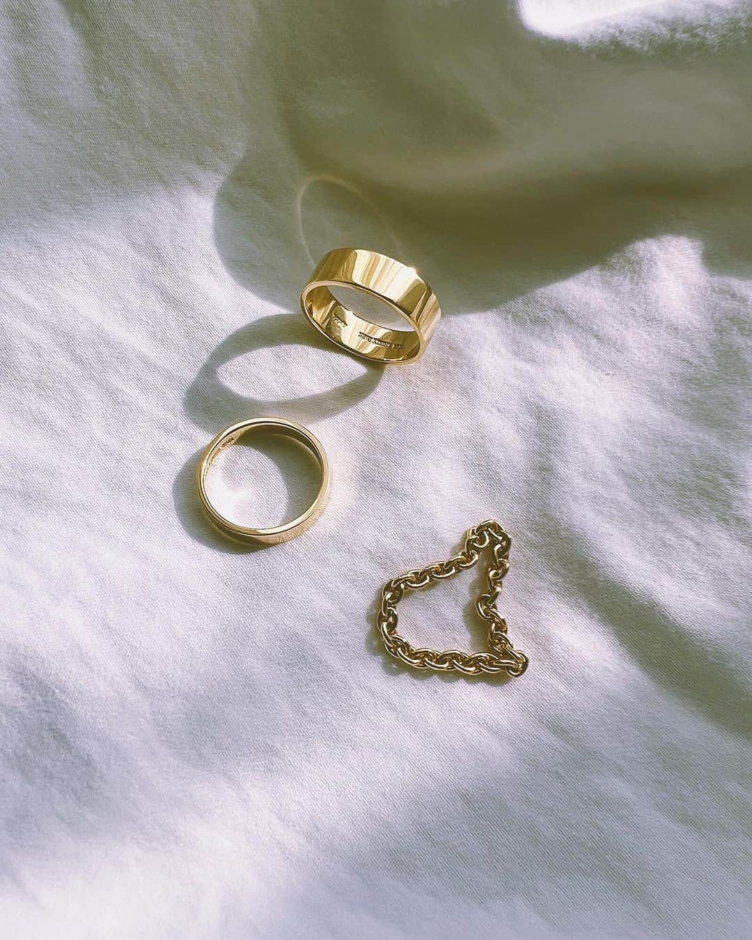アーカーのインスタグラム：「Discover our rings collection at fivethirtypark.com✔️  6mm Chronus Flat Band Ring, 3mm Chronus Flat Band Ring and Medium Anchor Chain Ring  #530park #fivethirtypark #mensjewelry #unisexjewelry #unisex #GenderNeutralJewelry #jewelry #jewellery #finejewelry #ファイブサーティパーク #ユニセックスジュエリー #メンズジュエリー」
