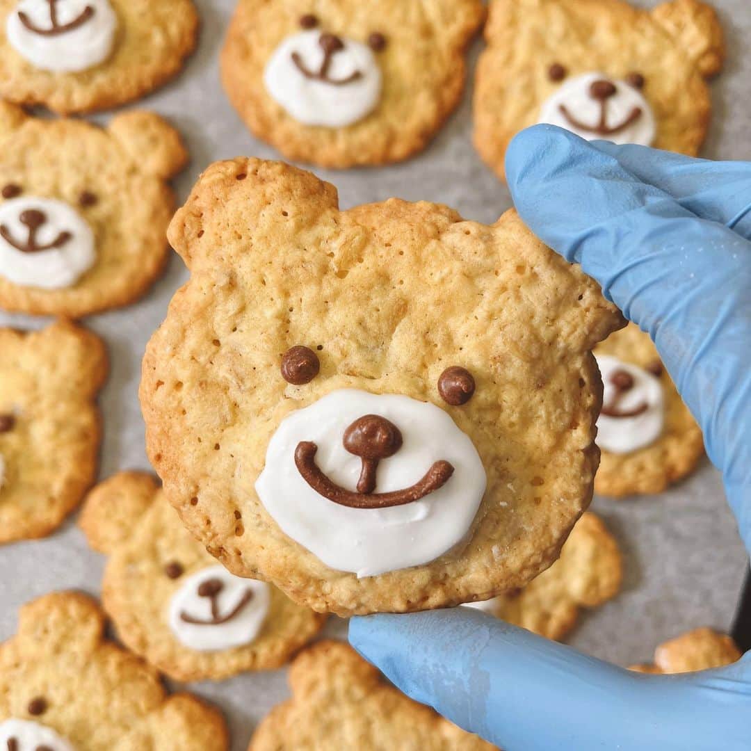 トテンのインスタグラム：「くまさんのオートミールクッキーを焼いてきました。 お顔はチョコで描くのですが、この気温で、チョコがいつまで待っても固まりません🔥  粉糖と卵白(とココア)のアイシングに変更したらようやく形になり、お店に並べていただきました😂✨🙌🏻  もう早く夏終わらないかな…まだ梅雨だけど…」