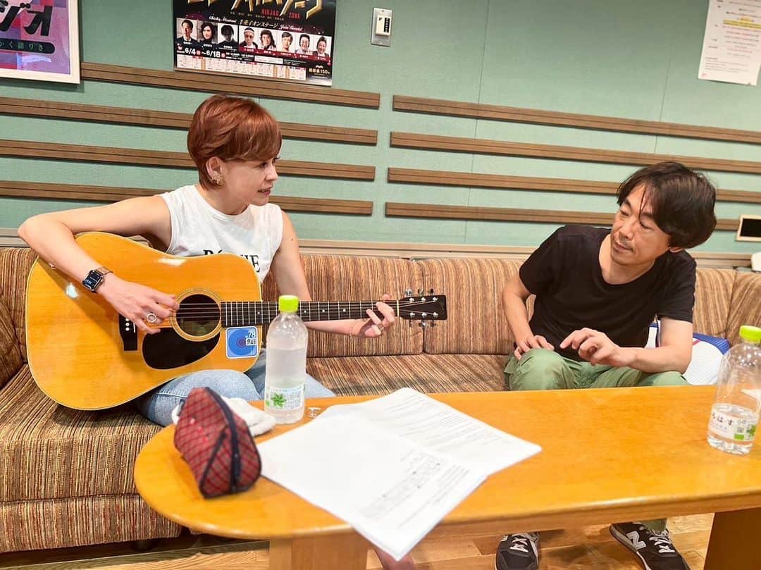 トムセン陽子さんのインスタグラム写真 (トムセン陽子Instagram)「昨日オンエア前にギター弾きつつディレクターと談笑してる一幕