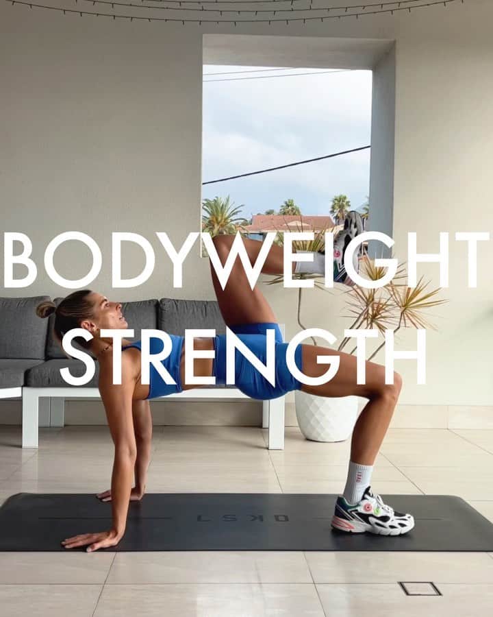 Amanda Biskのインスタグラム：「BODYWEIGHT STRENGTH 💪🏼 No equipment needed & all the burn 🔥🔥🔥   3 ROUNDS - 1min of each exercise  🔹1. SIDE TO SIDE SQUAT PULSE - Keep the hips low, press thru the heels & squeeze your shoulder blades together.  🔹2. DOUBLE DIVE PUSH UP - Look up as you come into up dog and pull your shoulders down and back…this is a BACK exercise!  🔹3. TABLE TOP COMBO - 2 legs, then left, 2 legs then right. Roll your shoulders back and pull your bellybutton in at the top.  🔹4. SIDE PLANK CRUNCH + PIKE - push down into the mat with your forearm, especially at you hitch your hips up and pike.  Move slowly and do each rep purposefully to its end ranges 👌🏼 Technique > Speed #homeworkout #bodyweightworkout   ab♥️x  Music: Want Me - Ayrton Alexis Wearing: NEW @lskd Power Cobalt Crop & Mid Shorts (with pockets!) 💙 AMANDA15 for 15% off! 💸」