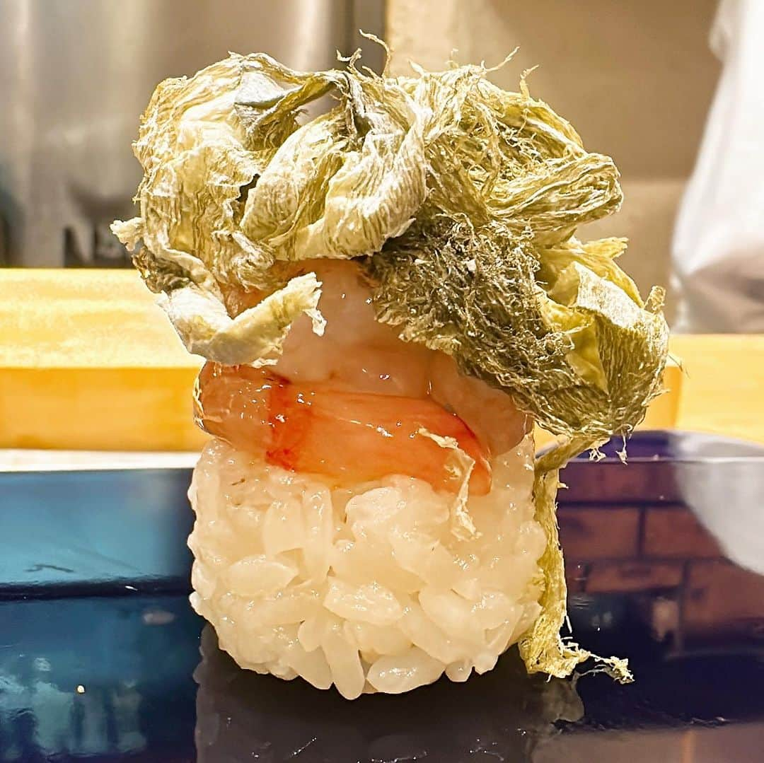 山岸久朗さんのインスタグラム写真 - (山岸久朗Instagram)「美味くて安い。これぞ大阪代表の寿司‼️  #鶴と亀 #寿司処 #寿司処鶴と亀  #老松 #老松通り #西天満 #西天満グルメ  #西天満寿司 #西天満ディナー #nishitenma  #osakagraffiti  #sushilove」7月12日 17時42分 - yamaben