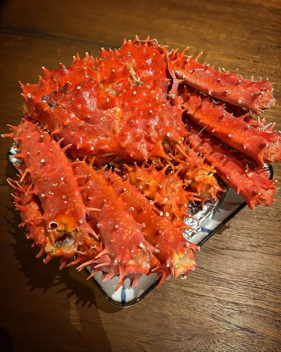 Laila Boonyasakさんのインスタグラム写真 - (Laila BoonyasakInstagram)「Alaska king crab นึ่งสดๆ พร้อมนำ้จิ้มสุดแซ่บ ส่งถึงบ้าน อร่อยฟิน แกะง่าย เพียงแค่มีกรรไกร ไม่ต้องไปกินนอกบ้าน ราคาคือแบบเฟลนลี่มากกกก @surf.and.turfs 🦀🦀🦀🦀🦀ของญาติพลอยเองค่า 🥰」7月12日 17時52分 - chermarn