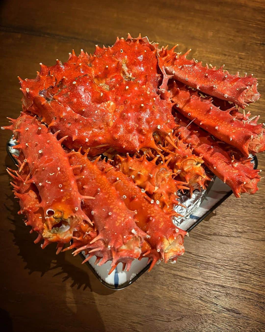 Laila Boonyasakのインスタグラム：「Alaska king crab นึ่งสดๆ พร้อมนำ้จิ้มสุดแซ่บ ส่งถึงบ้าน อร่อยฟิน แกะง่าย เพียงแค่มีกรรไกร ไม่ต้องไปกินนอกบ้าน ราคาคือแบบเฟลนลี่มากกกก @surf.and.turfs 🦀🦀🦀🦀🦀ของญาติพลอยเองค่า 🥰」