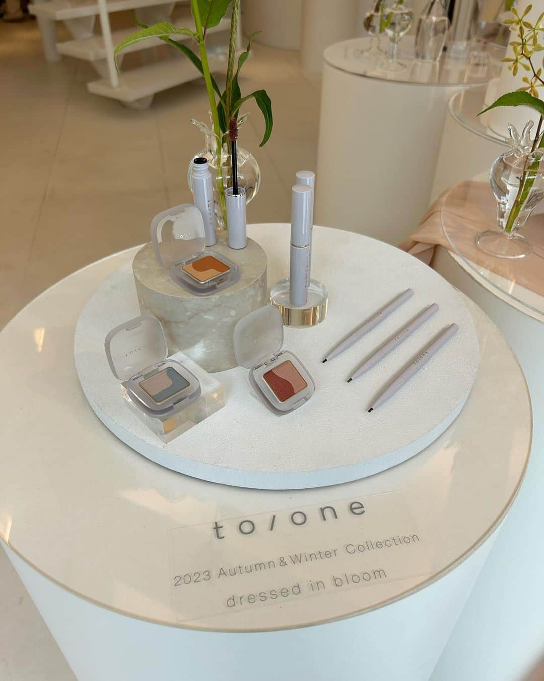 篠原菜月さんのインスタグラム写真 - (篠原菜月Instagram)「to/one 2023 AW Collection  @toonecosmetics  ⁡ ⁡ 7月29日発売の新リップスティック、 トーン カラー ブロッサムがどの色もかわいくて💄 肌を美しく見せてくれるピンク、ベージュ、ブラウンなど全10色。 ブルベな私は5使いはじめました！ なめらかに塗れてツヤっぽく仕上がります♡ ⁡ 7月7日に発売になったスリーピングジェルマスク、トーン ポアケア ジェリーマスクは夜のお手入れの最後に。 ぷるぷるのテクスチャーが気持ちよくておすすめです♡ ⁡ ⁡ ⁡#toone#トーン#新作コスメ#新商品発表会#2023aw#新作コスメ2023#新作リップ」7月12日 17時52分 - natsukishinohara