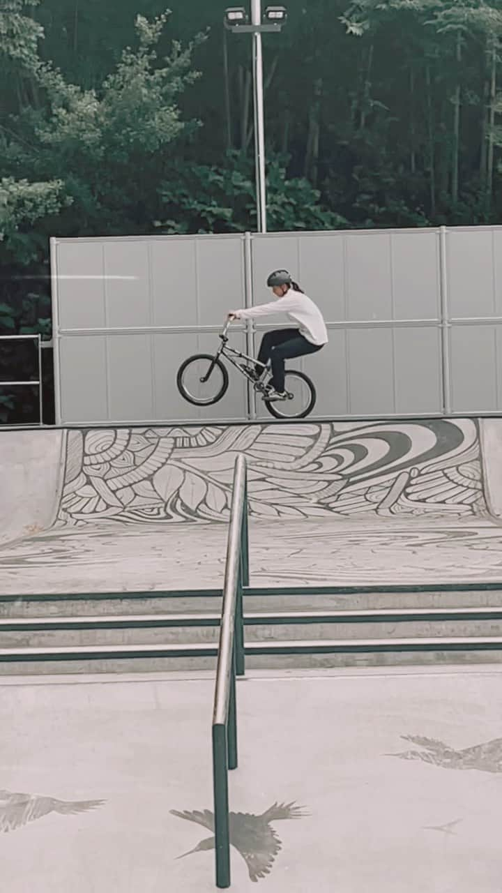 大池水杜のインスタグラム：「Today’s one clip😁 at @hiroe_forest_skatepark  ゆーたくんありがと！ @yuuuta_tominaga  🎥 by キタさんありがとうございます！  @visavis_jp #slopeshot #VANS #bern #タウン情報おかやま #ライト電業 #bmx #bmxgirl #bmxfreestyle #bmxwomen」