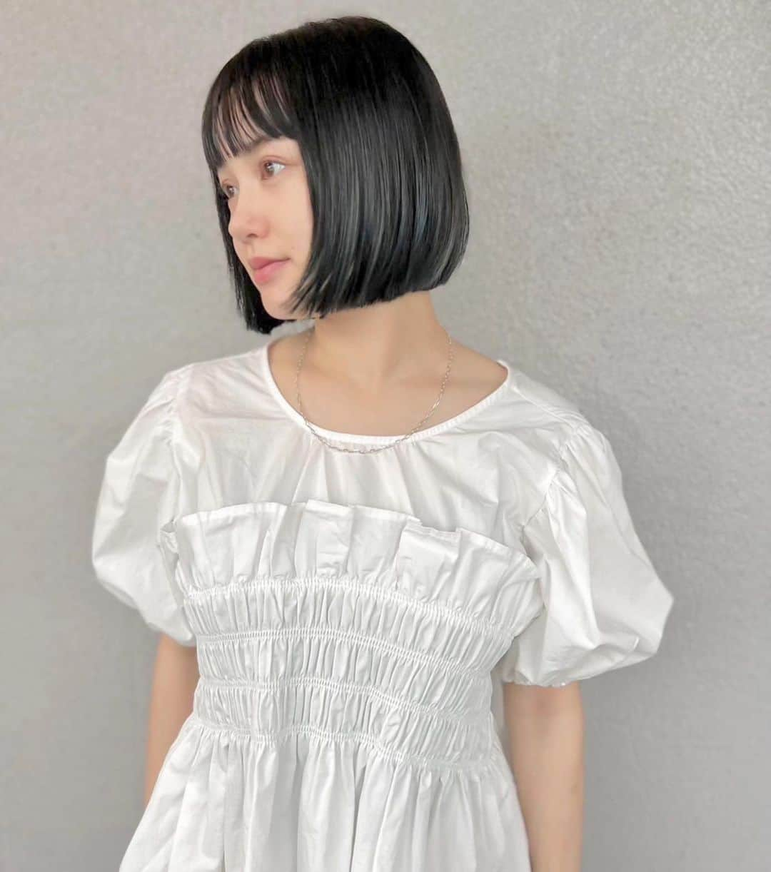 新倉真奈美のインスタグラム：「fit bob❤︎  毛先に少し残っているブリーチを活かしたnavy gray🫐  夏にあえて 暗めのcolorもオトナっぽくて 可愛い♡」