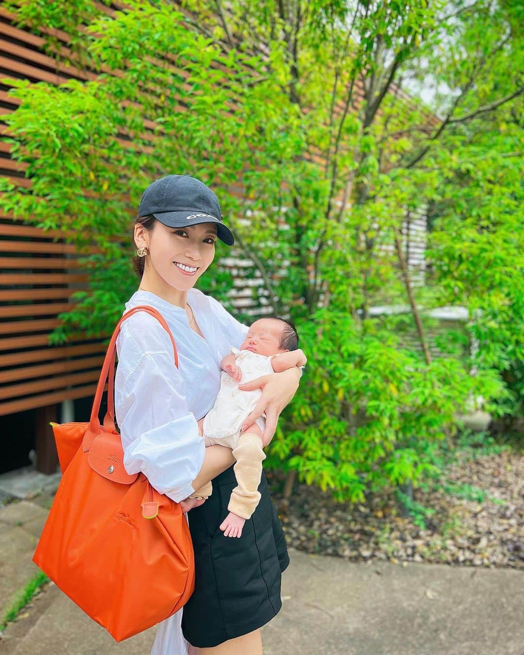 白川悠衣のインスタグラム：「❝❞  私服がしろくろ多めなので マザーズバックはド派手に🍊笑  祖母、母、も昔から使ってる @longchamp   ル プリアージュショルダーバッグL サステナブル素材で出来たリサイクルキャンバス♻︎  お風呂とトイレ以外は ずっとにこいちボーイとの ツーショットが意外とないので 健診の記念に  🍒🤼‍♀️🖇️  #0m #newborn  #babyboy  #新生児 #マザーズバッグ #男の子ママ」
