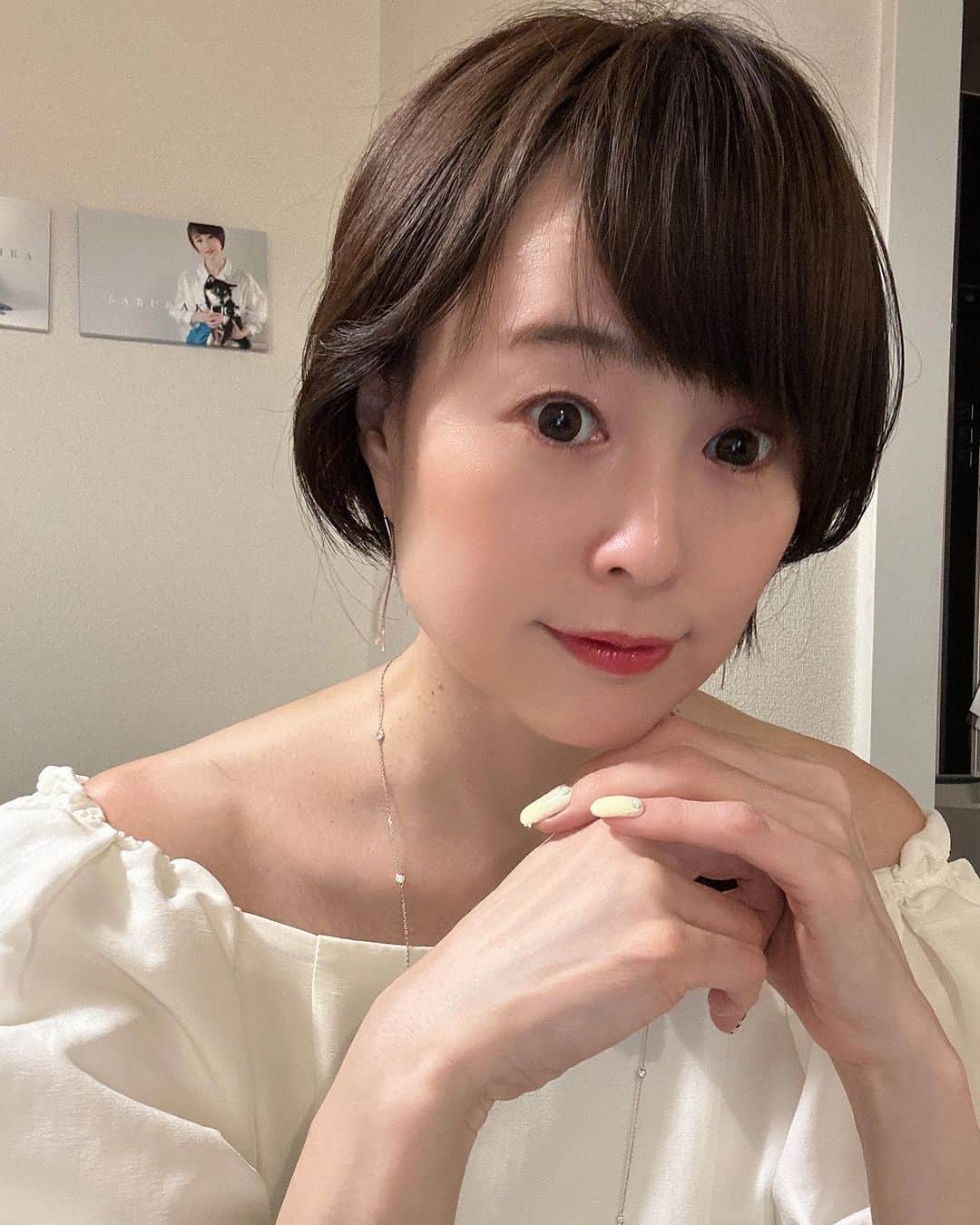 岩瀬玲のインスタグラム：「この前注文した 晴奈ちゃん @haruna.kokubun がアンバサダーのプラスター @pluster.jp  のネックレスとピアスが届いたー🩵🩵🩵🩵  どっちも繊細で ピアスはピンクゴールドで揺れるタイプ ネックレスはロング 涼しげで上品で夏にぴったりと思って選びました🩵🩵  今日は朝からオンラインミーティング4つ お出かけにつけて行きたいけど外は暑いし、とりあえずオンラインミーティングのテンション上げるためにつけました  きれいなもの身につけてると 気分が良くなるー🩵🩵  あとはブレスレットが届くのを待つばかり😏😏  #ジュエリー #上品 #お気に入り」