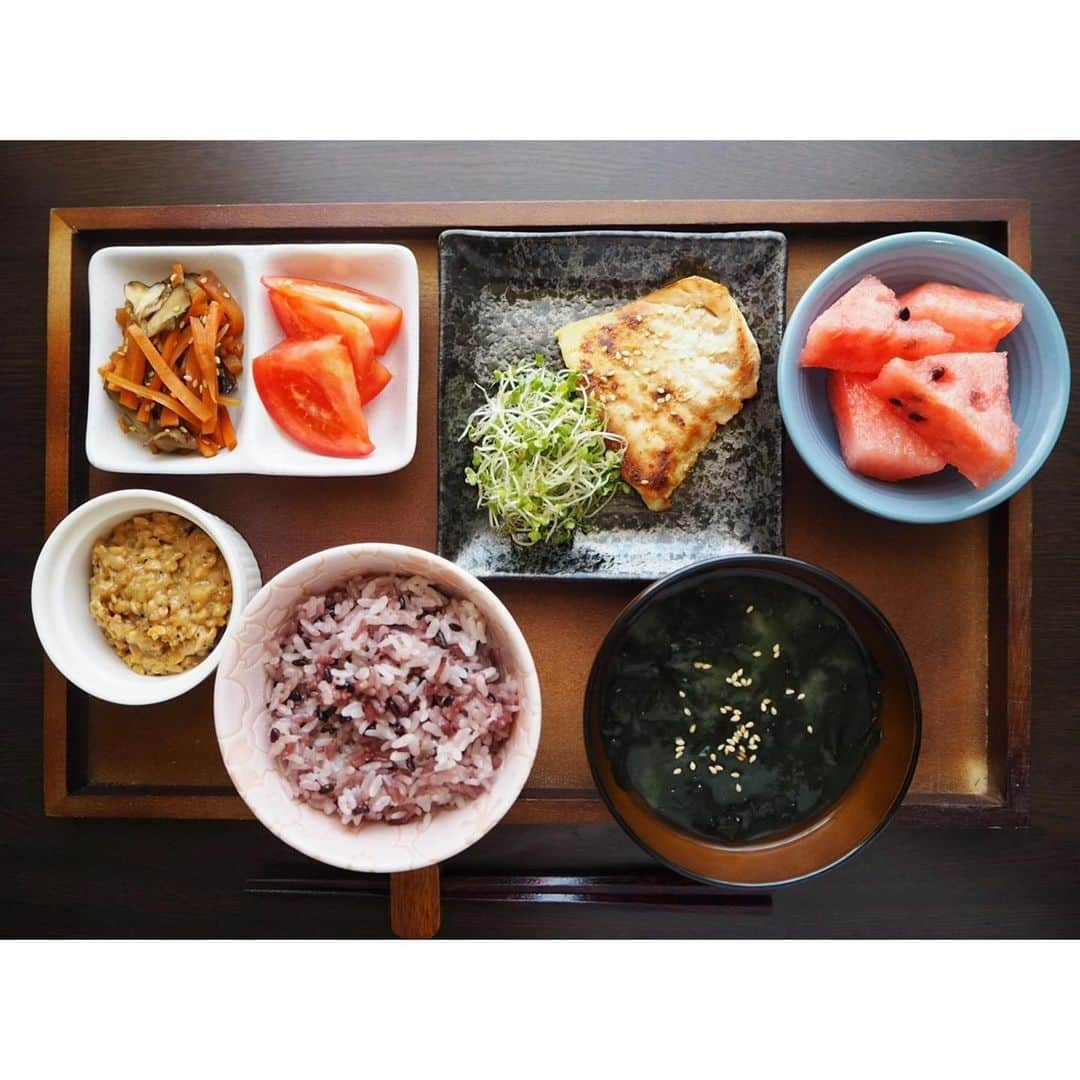 高木沙織さんのインスタグラム写真 - (高木沙織Instagram)「🍚 * 夏はトマトに塩をかけただけの シンプルな食べ方が最高♡ トマトばかり食べています。 トマトときゅうりを 塩麹で和えるのも美味しい^ ^ * カジキマグロは西京焼き。 お味噌汁や納豆（たれは醤油麹）など 発酵食品も。 ブロッコリースーパースプラウトと 雑穀の黒米は、抗酸化作用。 * 明日は今日よりも少しだけ 気温が下がる？みたい。 それでも厳しい暑さです。 年々、夏がパワーアップしてる…☀️ * * #ごはん #ごはん記録  #ごはん日記  #おうちごはん  #ご飯 #🍚 #雑穀米  #発酵食品 #発酵食品ソムリエ  #🍅 #ブロッコリースーパースプラウト  #黒米  #和食 #体調管理  #健康ご飯  #腸活 #food  #foodstagram」7月12日 17時51分 - saori_takagi