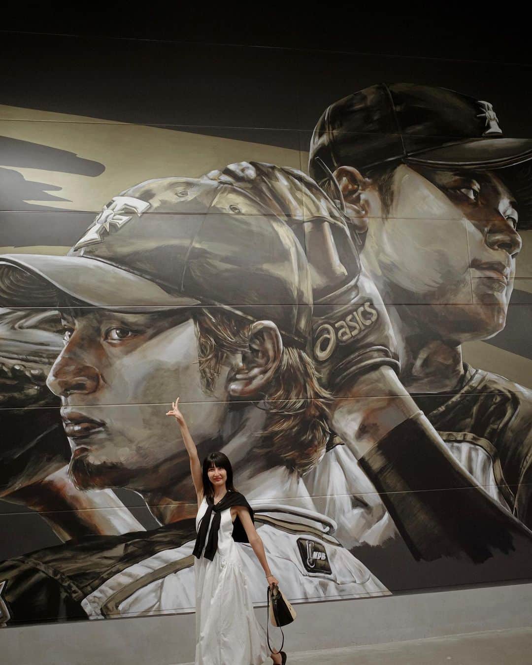 Lisaのインスタグラム：「. 北海道旅行中です🥰 ついてすぐエスコンフィールドへ！！！⚾️ 最高すぎました！！😭😭💓💓❤️❤️🫶🏻🫶🏻  しばらくエスコン投稿が続くと思います🤣🤣🖤🖤🖤 一先ず1番見たかったこちらを📸  #エスコンフィールド#北海道#日本ハムファイターズ#エスコンフィールド北海道」