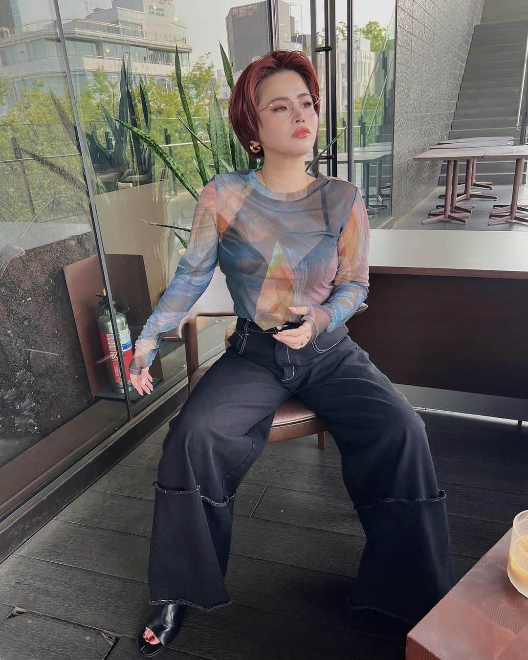 のインスタグラム：「⠀ このあと21時〜お問い合わせ沢山頂いていた、 デニムとTシャツが発売ですー！！😏🤝🏻  ⠀ やっと皆様に届けられるの嬉しい。。。 どちらも即納アイテムですっ🏃‍♀️  ⠀ デニムは黒推しではあるけど、 今日、ブルー履いてるから、 やっぱりどっちも最&高❤️‍🔥  ⠀ 是非是非21時から ZOZOTOWNチェックしてみてくださいーー！！  寝癖の俺も載せておきますね←  #WONEM」