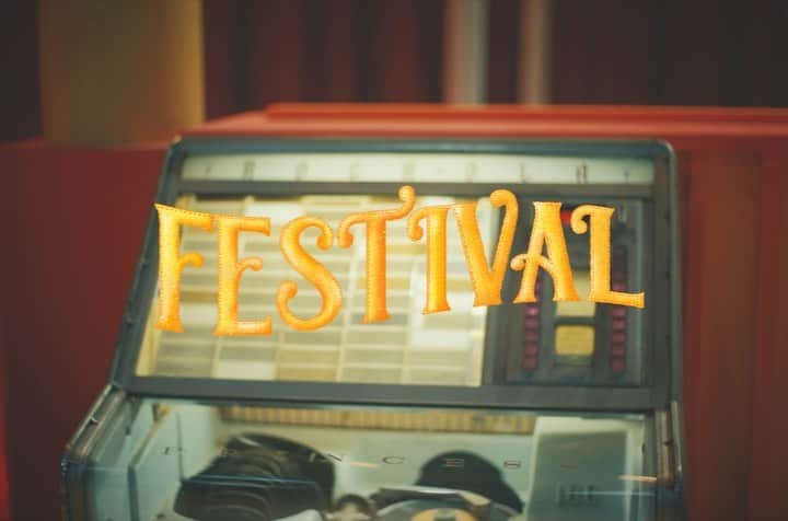 ヒョニ・カンのインスタグラム：「🎉 Welcome to ‘SANDARA PARK’ 🎉 드디어 오늘! Just came out #SandaraPark Digital EP 🎵FESTIVAL   긴시간 고민하고 준비하며 간절히 아티스트로서 팬분들과 대중분들 앞에 서는날을 고대하던 언니의 첫 솔로앨범이 지금 방금 공개되었어요!  누구보다도 성실히 열심히 준비하던 과정을 지켜봐왔기에 온마음을 다해 응원합니다  근데 그와중에 노래가 너무 좋더라구요? 올여름은 이노래야!♥️  #GrandOpeningDay  #산다라박 #SandaraPark #FESTIVAL」