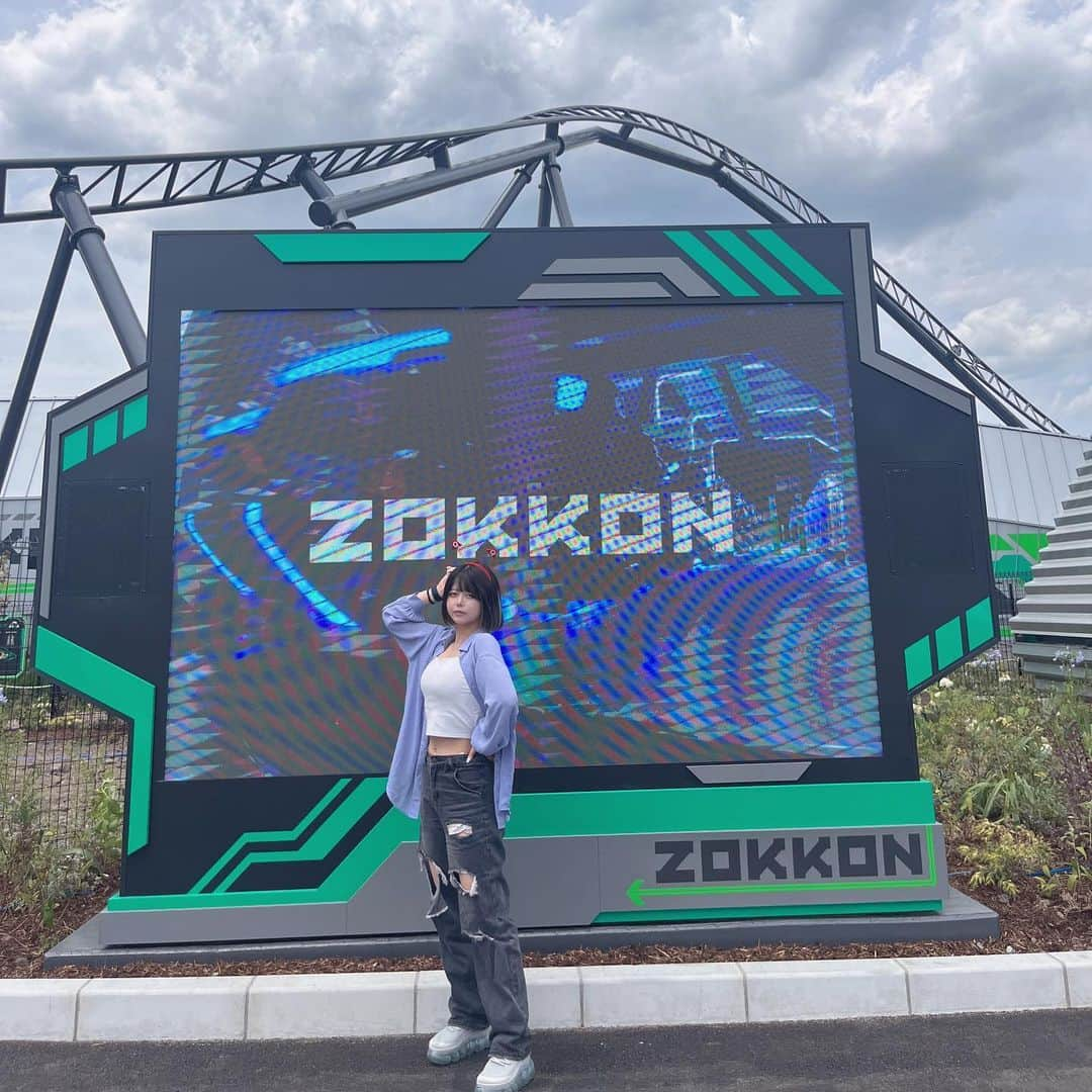 ちなぷぷさんのインスタグラム写真 - (ちなぷぷInstagram)「ひと足先に富士急の新しいジェットコースター「ZOKKON」に乗ってきたよー！！ 絶叫大好きマンとしては大満足な新コースターでした🥺 7/20からはSEKAI NO OWARIさんの書き下ろしBGMと一緒に楽しめるのエグすぎ^_^ みんなもぜひ乗ってみてねー！！  . . . . . . . . . . . . #富士急ハイランド #富士急 #富士急グルメ #富士急ハイランド🎢 #遊園地 #遊園地コーデ #遊園地デート #絶叫 #プリント倶楽部 #プリクラ #ぷりくらぽーず #ぷりんと倶楽部　#地雷系女子 #黒髪ボブ #黒髪ボブ前髪ぱっつん #ぱっつん前髪 #ぱっつんボブ　#サブカル女子 #サブカルファッション #自撮り#富士急ハイランド#新アトラクション　#ZOKKON #富士急でＺＯＫＫＯＮ#pr」7月12日 17時55分 - tina._.nyan