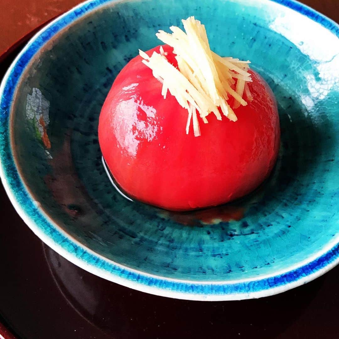 志摩有子さんのインスタグラム写真 - (志摩有子Instagram)「今日も尋常じゃない暑さでしたね。暑さでぼーっとしていつも通っている道を間違えてしまった。 こんな時期に我が家の冷蔵庫に常備してあるのが白だしで作るお出汁トマト。 美味しいおだしをたっぷり含ませたひんやり冷たいトマトがほてりを鎮めてくれる。 崩してお汁ごと食せばすっきり〜！  #おだしトマト #お出汁トマト #白だしレシピ @arikoya_official」7月12日 17時59分 - ariko418