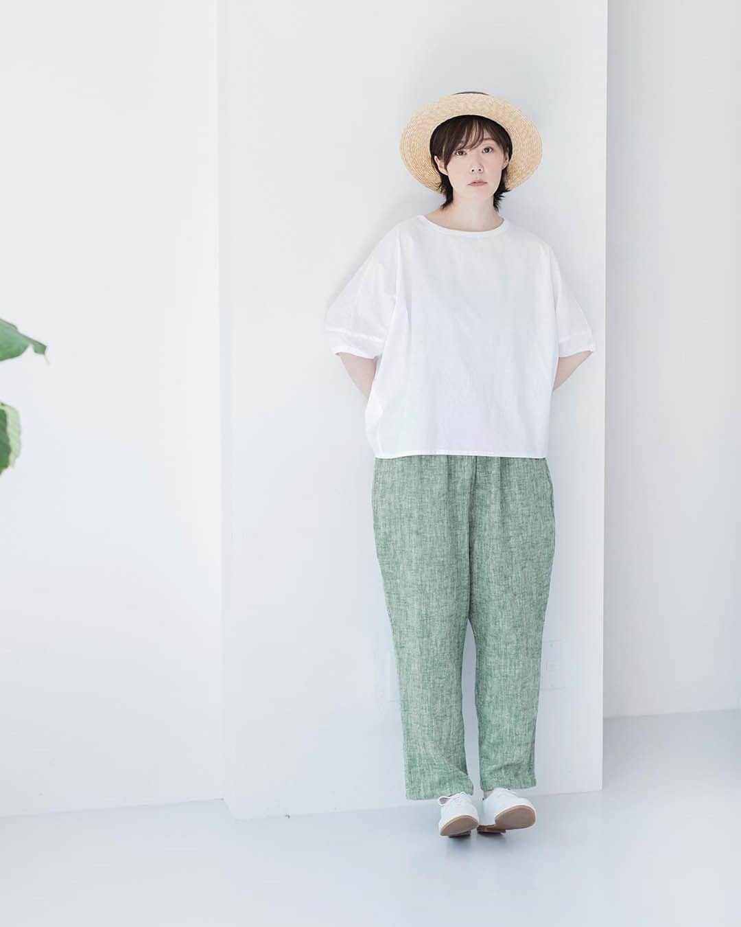 のインスタグラム：「【 Lintu Laulu 】コロンと丸くてかわいい。　おはぎみたいなブラウスとワンピース  ・  毎回好評の‟ブラウスのようにきれい見えするTシャツ”に続いて、 ‟Tシャツのように着られるブラウスとワンピース”ができました。 今回のシリーズは、かちっと見えるブラウスの素材を あえてTシャツのようなデザインに取り入れることで、 普段使いしやすく、Tシャツより大人っぽく着こなせるのがポイント。 丸くてふわっとしたフォルムも特徴です。  モデル身長：167cm @yuri_s2t7  ----------------------------- 　Lintu Laulu -----------------------------  ■ふんわりポンチョブラウス ¥7,700 ホワイト[ 注文番号：CLT-2A78-4284-A ] ブラック[ 注文番号：CLT-2A78-4284-B ] キャメル[ 注文番号：CLT-2A78-4284-C ]  ■ふんわりコクーンワンピース ¥9,900 ブラック[ 注文番号：CLT-2A78-4285-A ] キャメル[ 注文番号：CLT-2A78-4285-B ]  -----------------------------  ▶️商品詳細やお買い物は写真のタグをタップ またはプロフィール（@natulan_official）から 「ナチュラン」のサイトにアクセスして 注文番号や商品名を検索してみてくださいね。  #lifewear #fashion #natulan #今日のコーデ #コーディネート #ファッション #ナチュラル #ナチュラン #日々の暮らし #暮らしを楽しむ #シンプルライフ #シンプルコーデ #大人女子 #大人カジュアルコーデ #大人服 #ブラウス #ワンピース #ナチュランオリジナルブランド #リントゥラウル #LintuLaulu #natulan_official.」